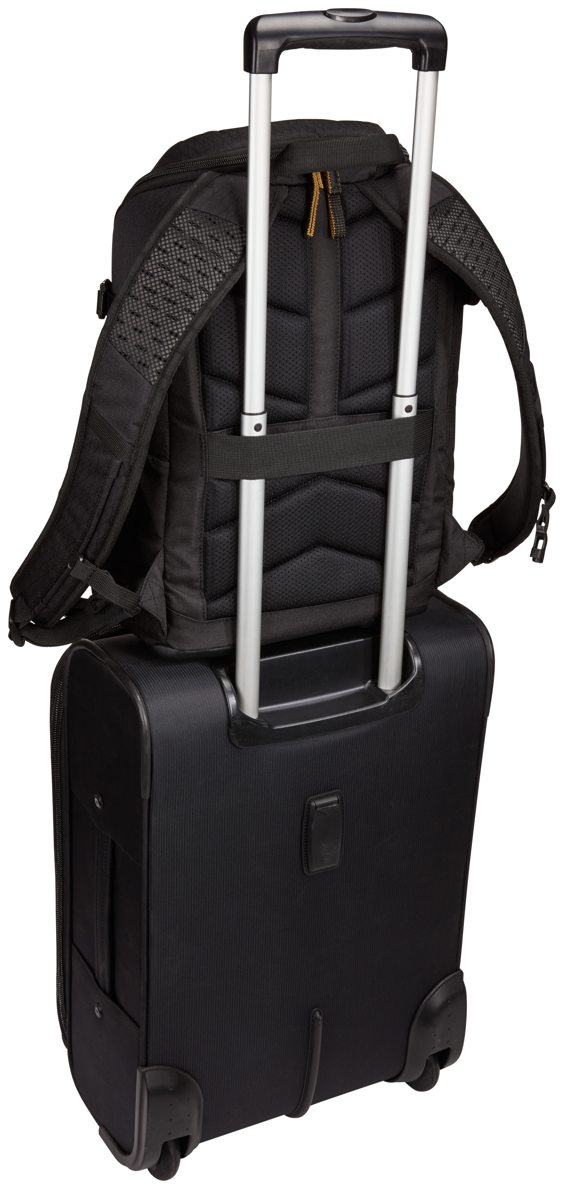 Een zwarte rugzak staat bovenop een zwarte rolkoffer. De bagage heeft zilveren handvatten, wielen en een getextureerd oppervlak.