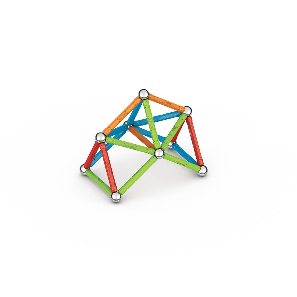 Eine farbenfrohe geometrische Struktur aus verbundenen Stäben und Kugeln. Farben: Rot, Orange, Grün und Blau, vor weißem Hintergrund.