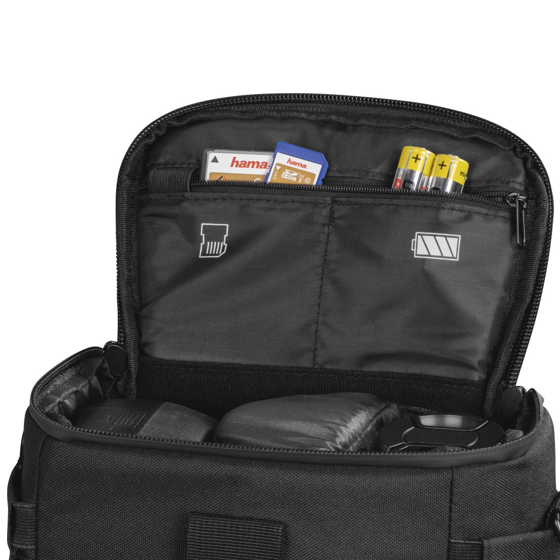 Borsa fotocamera nera aperta, con scomparti per schede SD, batterie e accessori. Marchio Hama visibile.