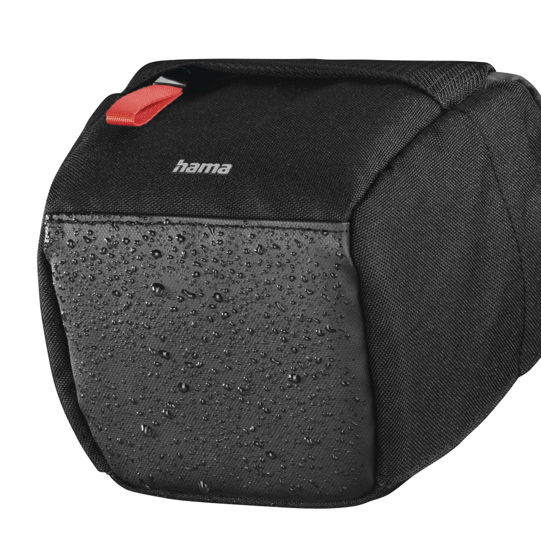 Una borsa nera per fotocamera con gocce d'acqua sul davanti. Ha un cinturino rosso e il logo 'hama'. Lo sfondo è bianco.