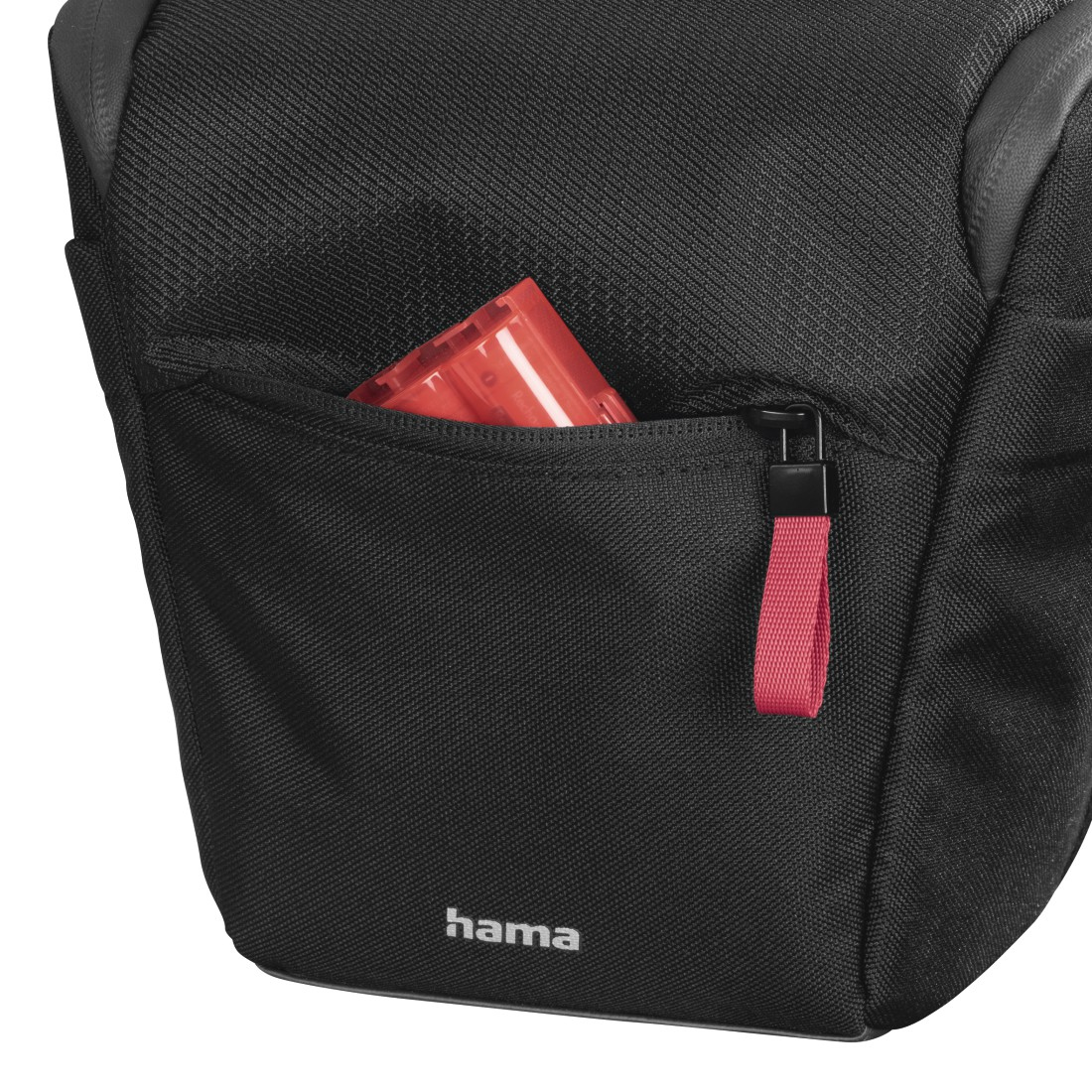 Borsa nera con cerniera rossa e oggetto rosso nella tasca. Il marchio 'hama' è visibile in basso.