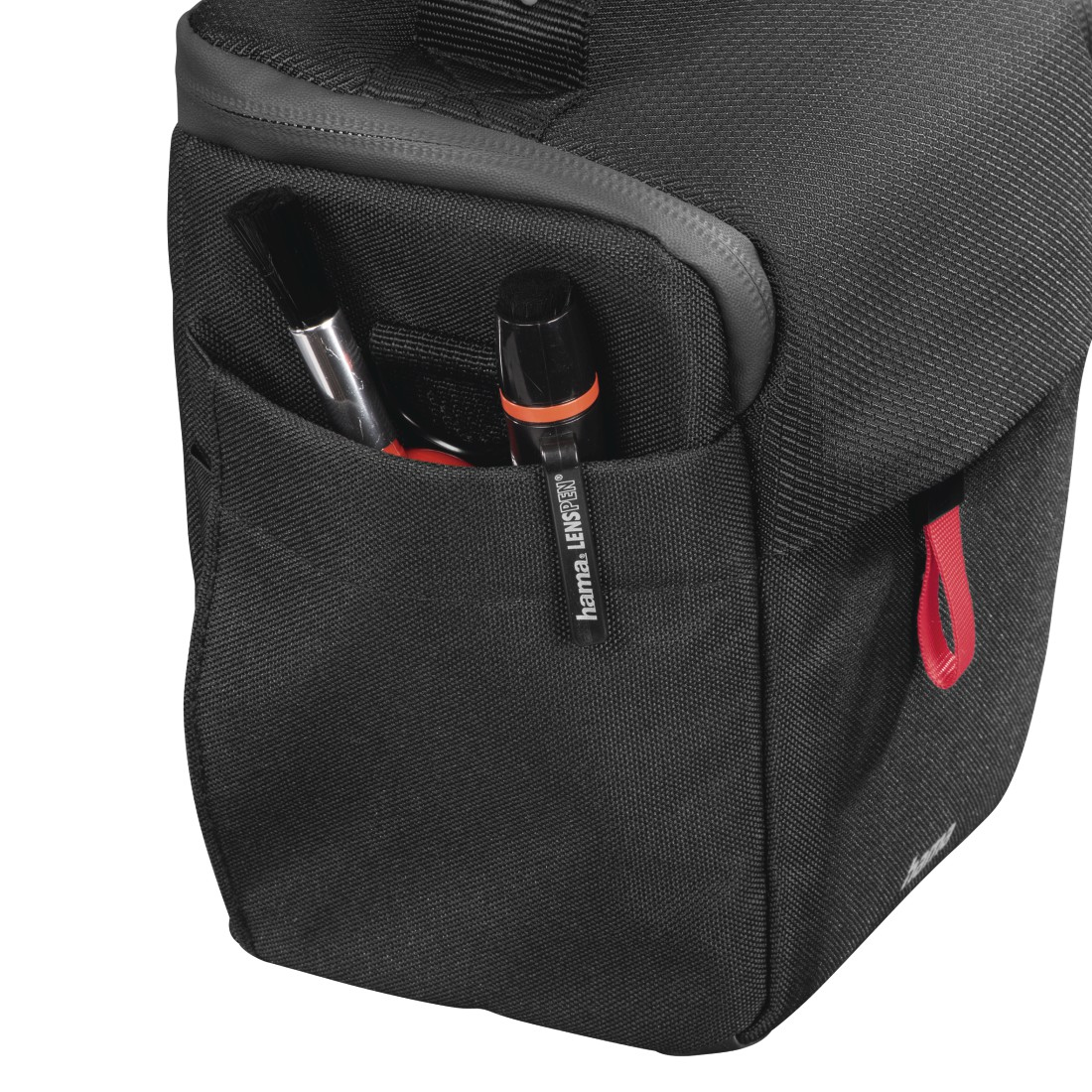 Borsa nera per fotocamera con tasca contenente due penne per lenti. Sul lato destro della borsa è visibile un anello rosso.