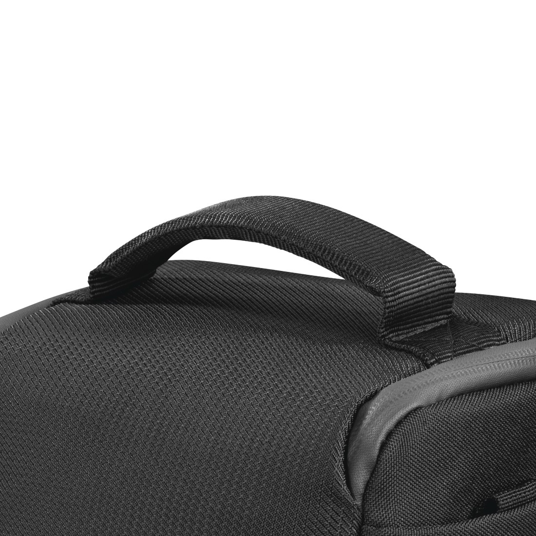Primo piano di una maniglia di borsa nera. La maniglia è arcuata, in materiale strutturato. Sfondo bianco, corpo della borsa scuro.