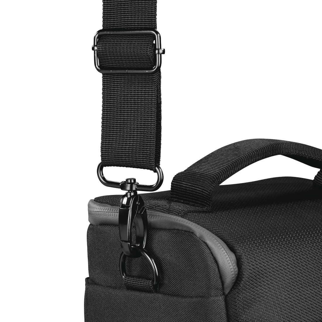 Primo piano di una borsa per fotocamera nera con cinturino e manico. Chiusura in metallo e dettaglio del cinturino visibili. Bordo grigio.