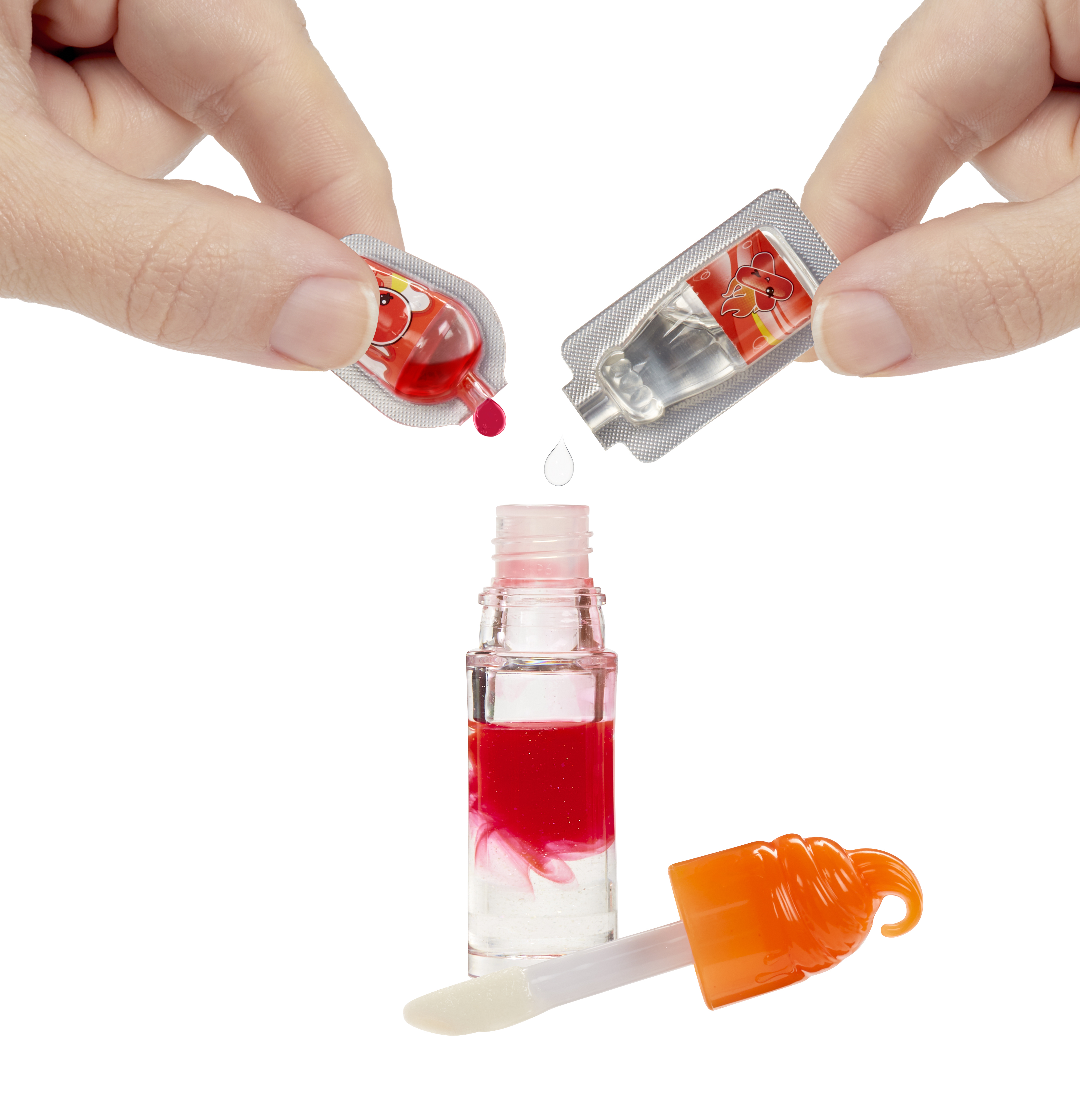 Ręce wyciskają płyn z dwóch saszetek do tubki błyszczyka ze spadającym pomarańczowym aplikatorem.