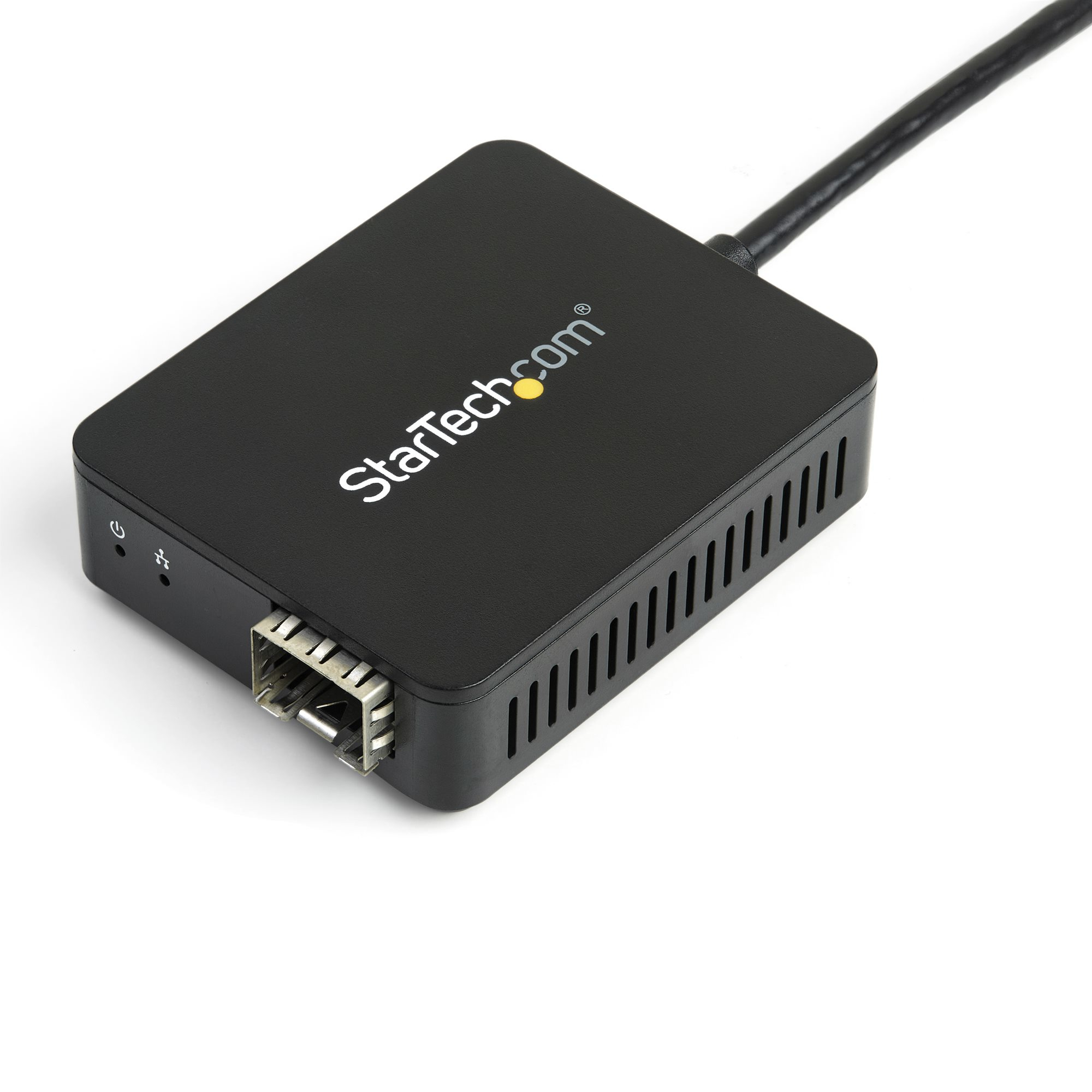 Dispositivo StarTech negro sobre fondo blanco. Tiene un cable y un puerto. El logotipo es visible.