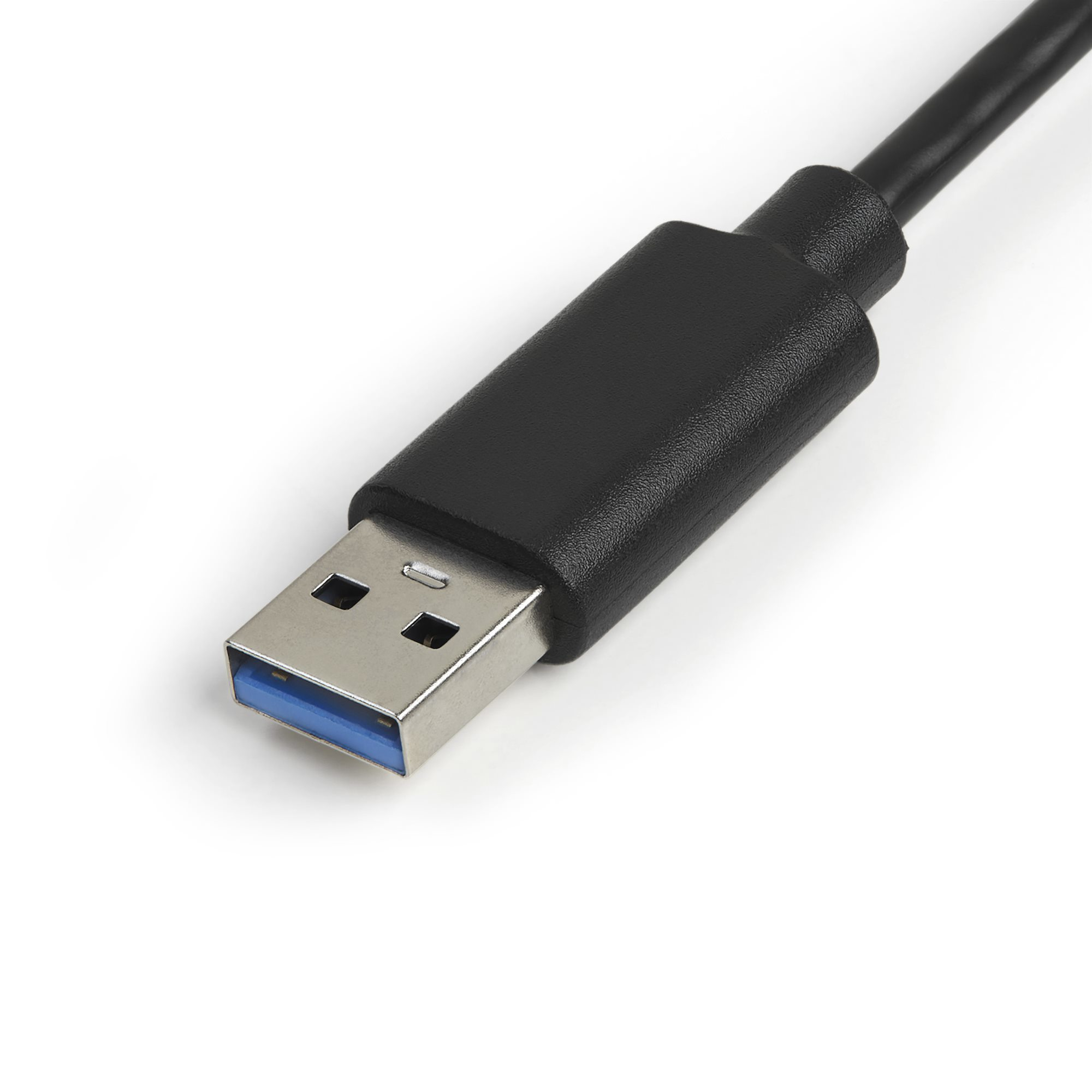 Primer plano de un cable USB negro con un conector plateado sobre fondo blanco.