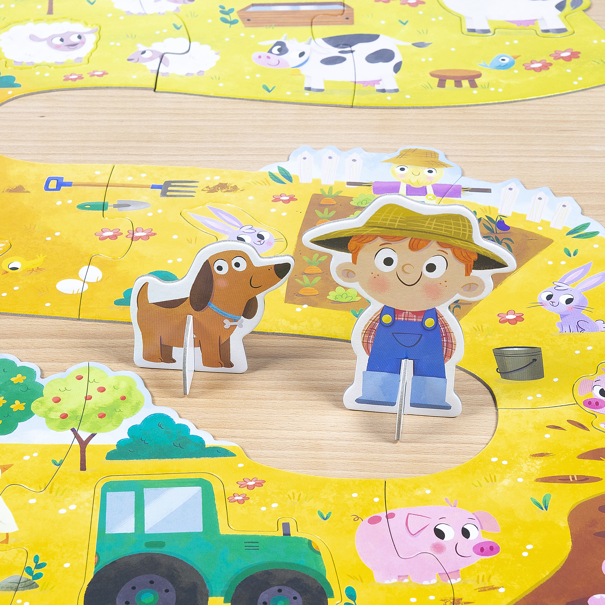 Układanka z farmą z rolnikiem, psem, traktorem, świnią, owcą i krową. Scena jest jasna i wesoła, z różnymi elementami farmy.