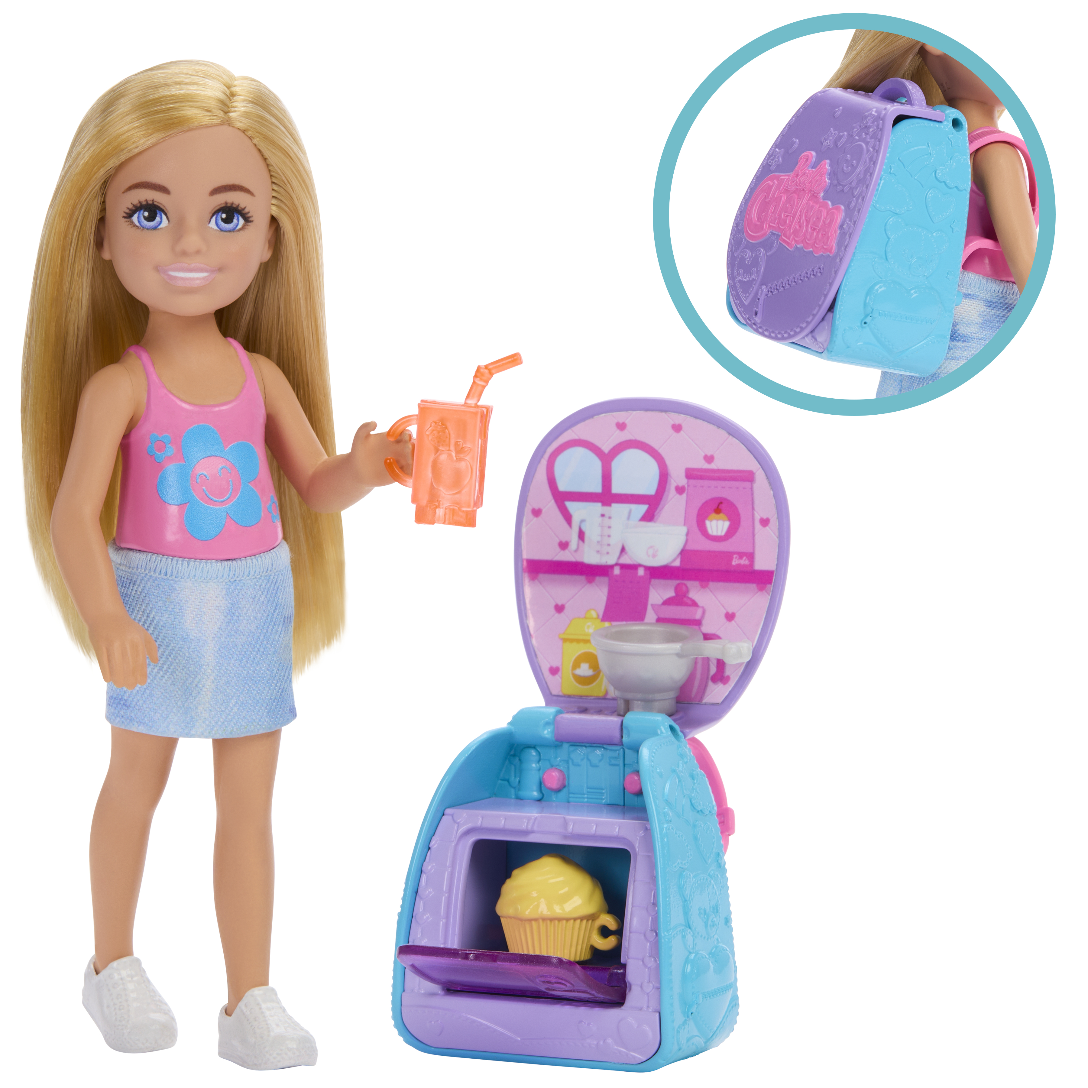 Eine Puppe mit blonden Haaren, pinkem Top, blauem Rock, weißen Schuhen, hält ein Getränk und ein Spielzeugküchenset.