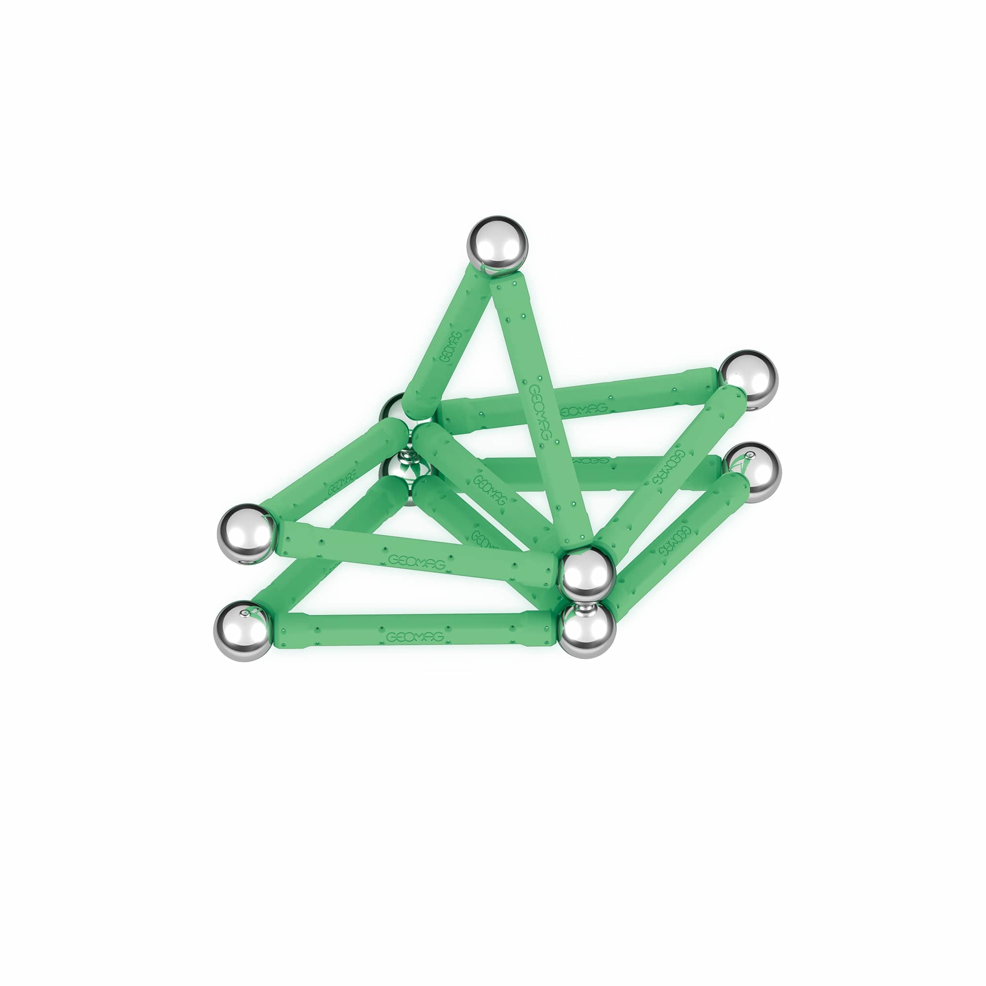 Geometrische Konstruktion aus grünen Magnetstäben und silbernen Kugeln. Es ist eine Geomag-Konstruktion auf weißem Hintergrund.