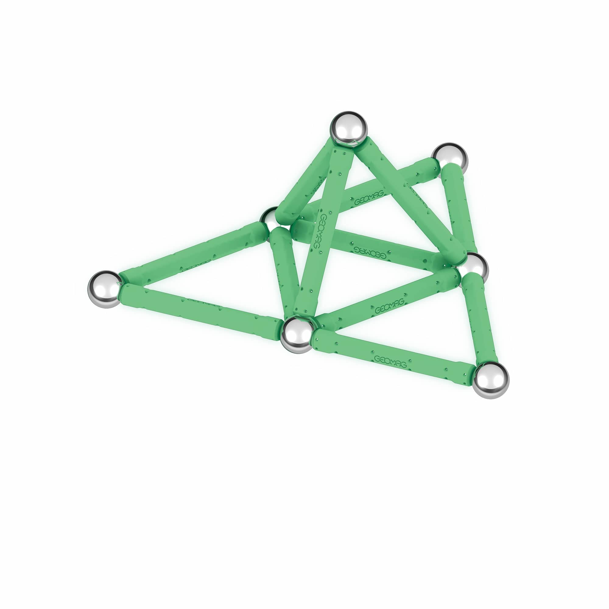 Grüne Geomag-Stäbe, verbunden mit silbernen Kugeln, bilden eine geometrische Struktur vor weißem Hintergrund.