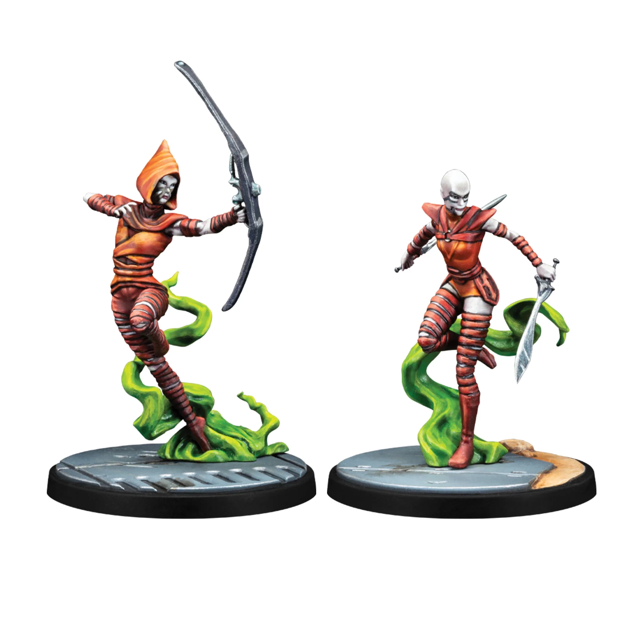 Zwei Figuren in orangefarbenen Outfits, eine mit Bogen und die andere mit Schwert, auf grünen rauchartigen Sockeln.