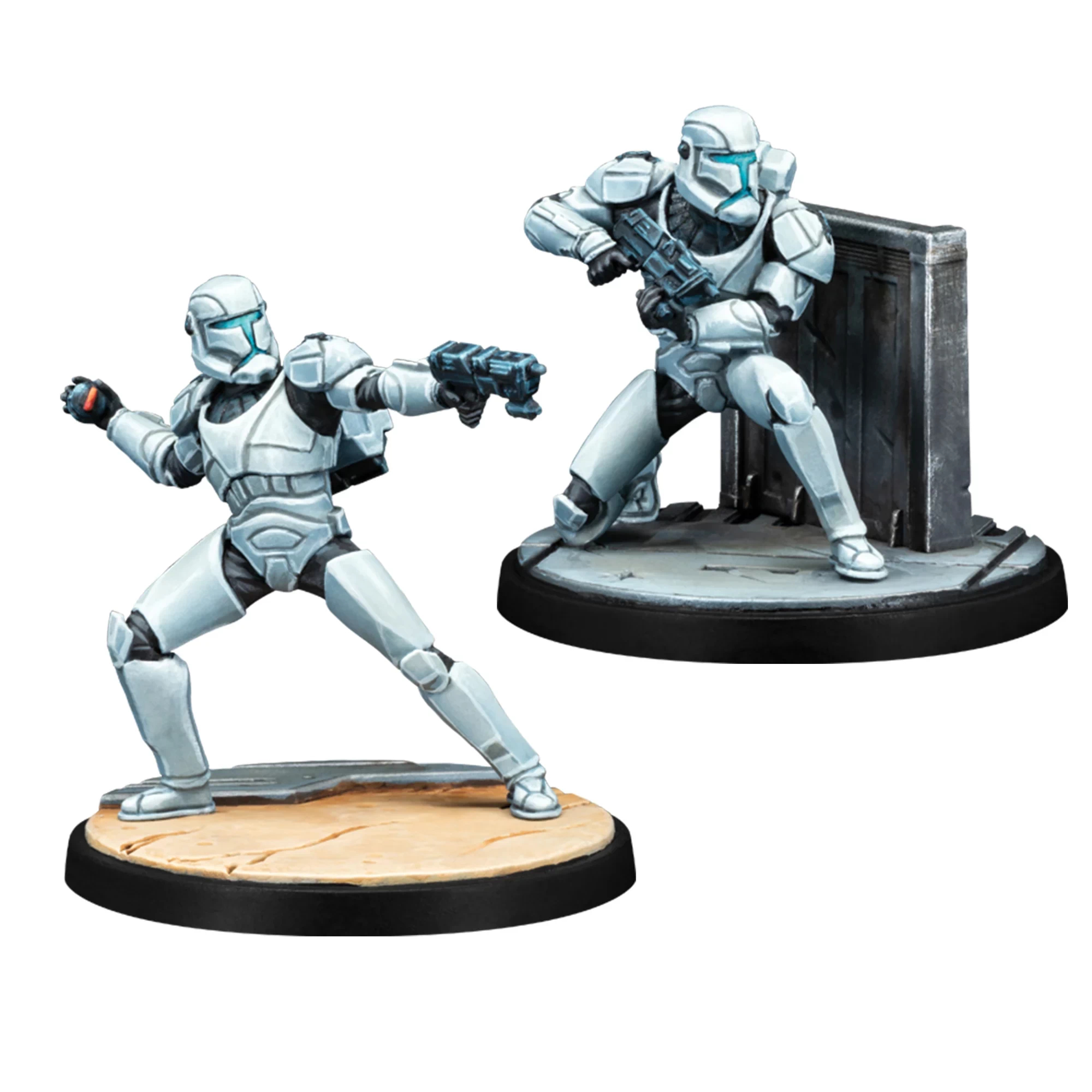 Zwei Figuren in weißer Rüstung mit Helmen, eine wirft eine Granate und die andere zielt mit einer Waffe. Beide stehen auf Sockeln.