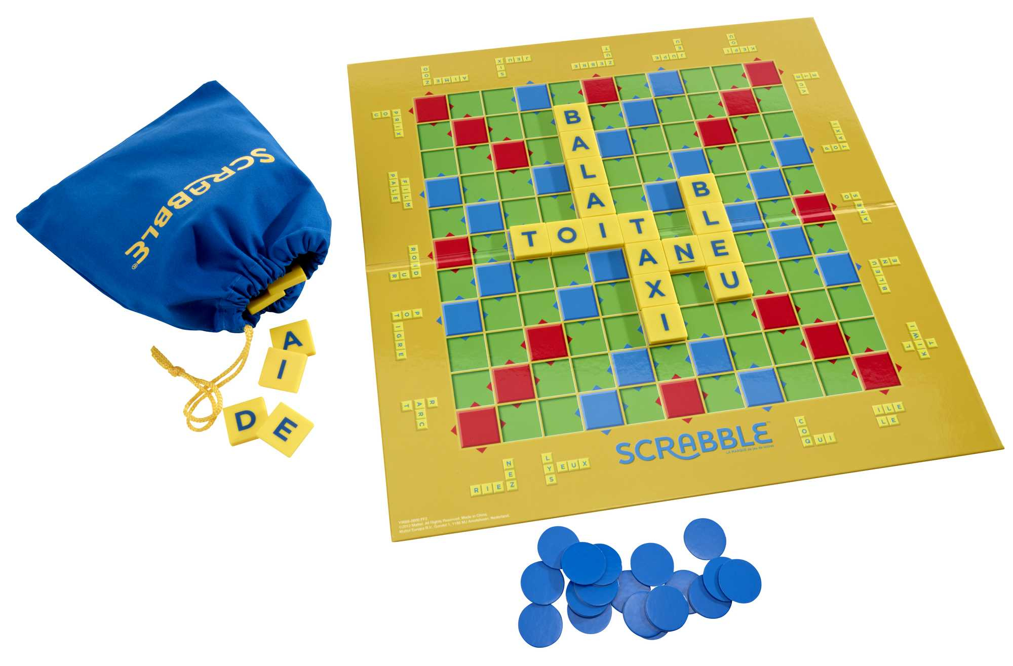 Plansza do Scrabble z literami. Niebieska torba, niebieskie żetony i litery są również obecne.