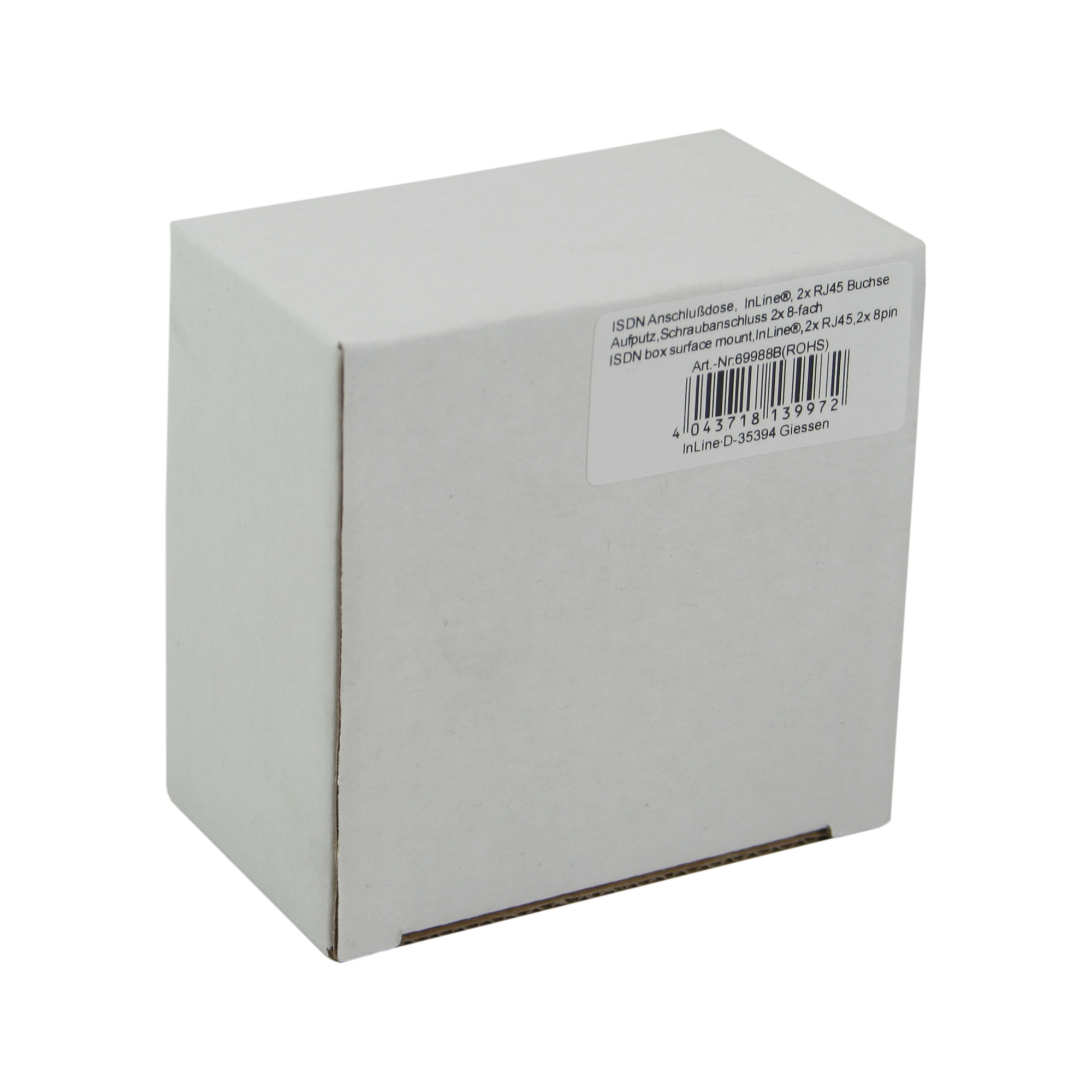 Ein weißer Karton mit Produktetikett. Das Etikett hat Text und einen Barcode. Der Karton steht auf weißem Grund.