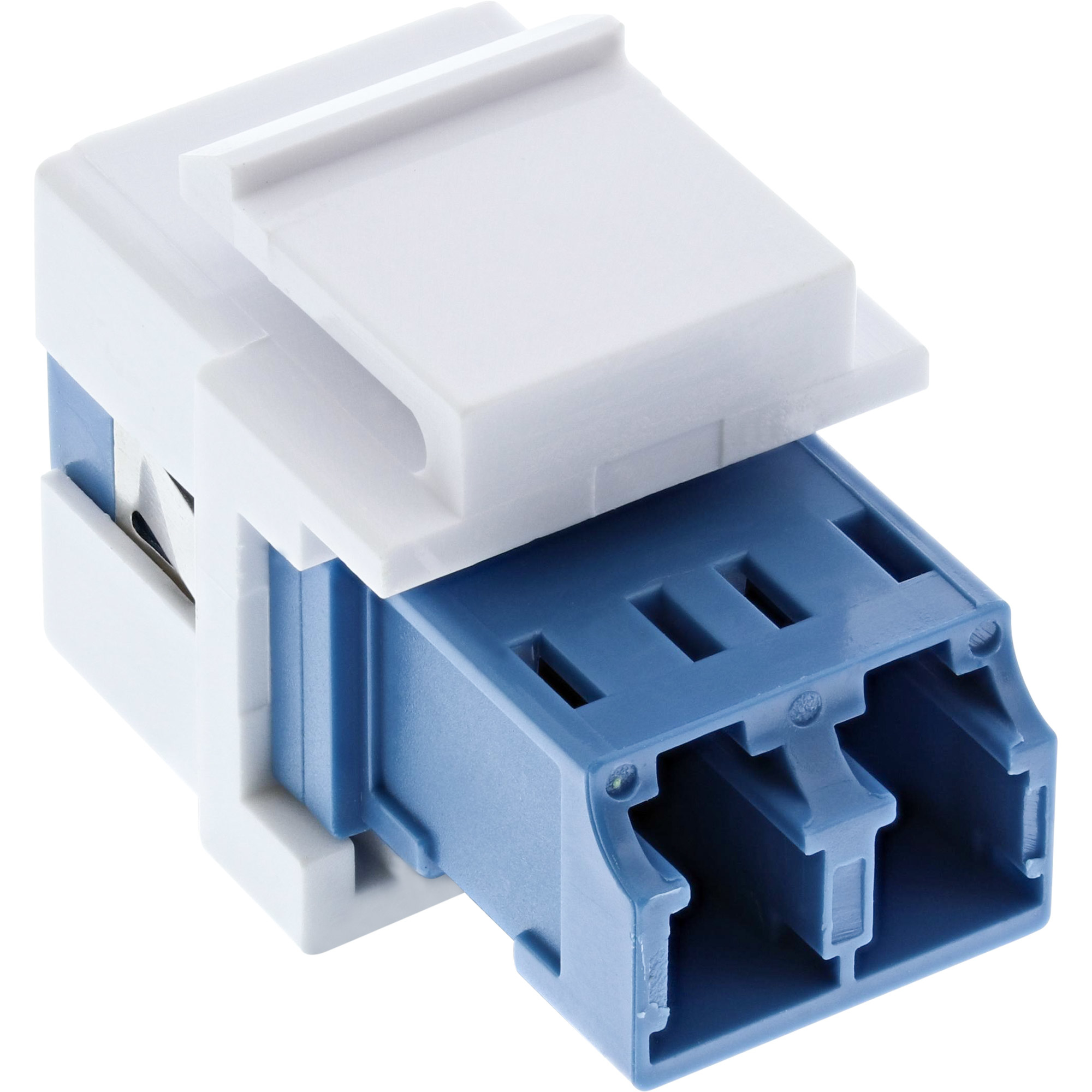 Ein weiß-blauer Stecker. Weiße obere Abdeckung und blauer Körper mit mehreren Schlitzen. Isoliert auf weißem Hintergrund.