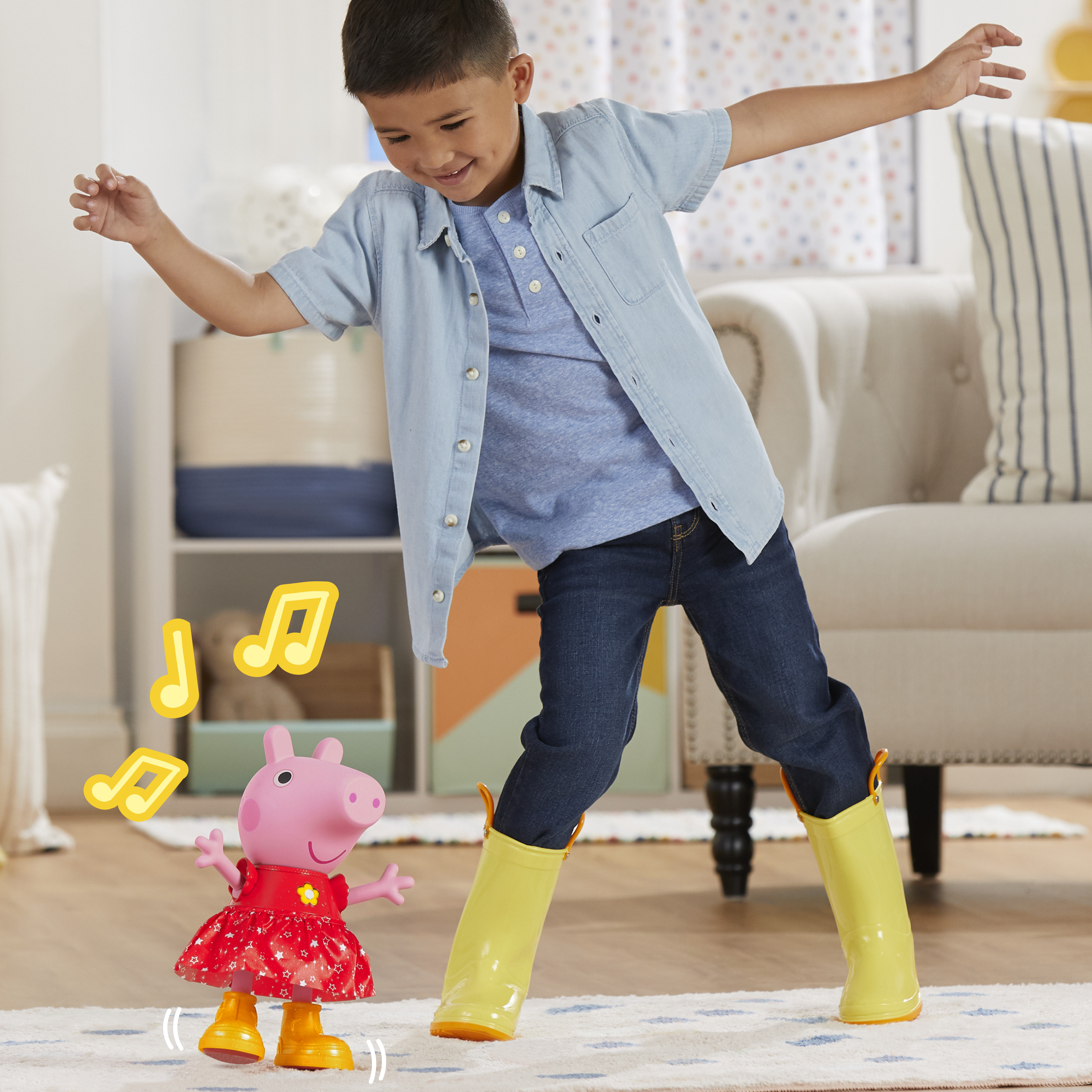 Un niño en vaqueros y botas amarillas baila con un juguete de Peppa Pig. Notas musicales flotan.