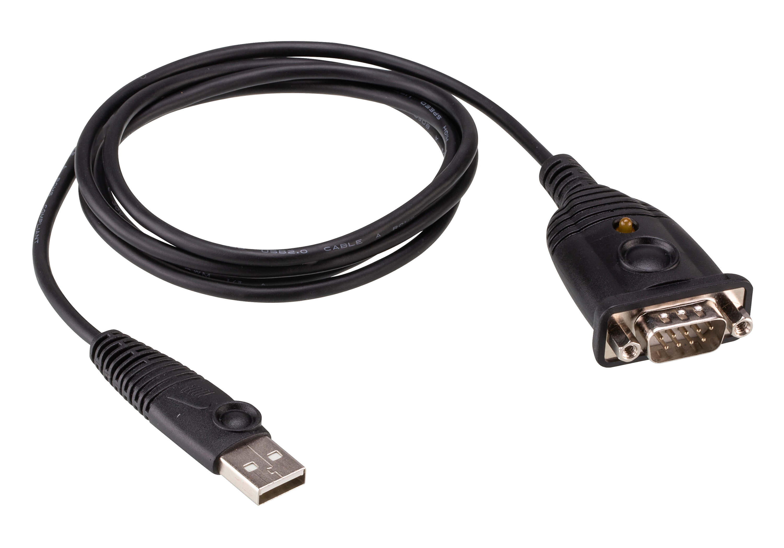 Un câble noir USB vers série sur fond blanc. Une extrémité est USB, l'autre est un connecteur série.
