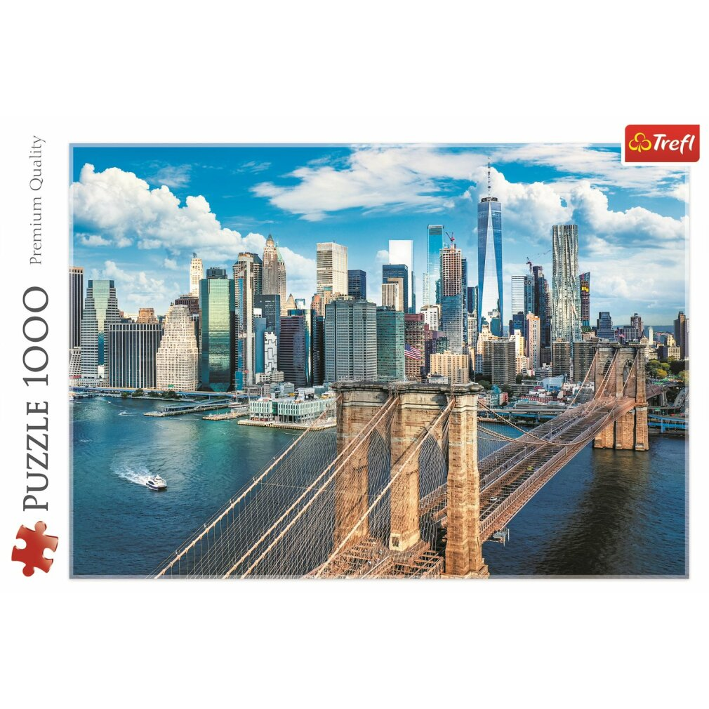 Ein Puzzle der Brooklyn Bridge mit der Skyline von Manhattan im Hintergrund, blauer Himmel mit Wolken, ein Boot auf dem Wasser.