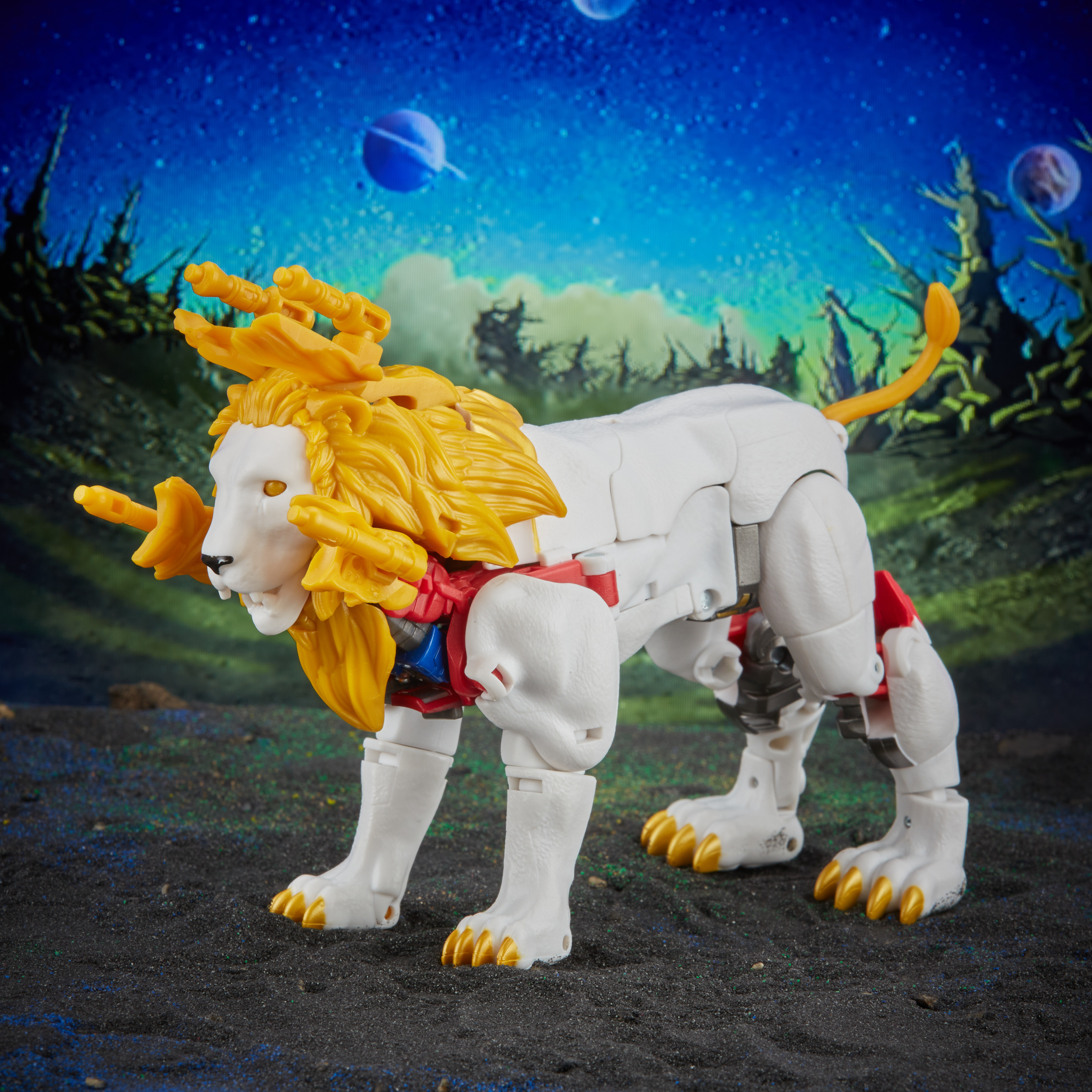 Biała zabawka lew ze złotą grzywą i pazurami stoi na czarnym piasku. Tło to planety i błękitne niebo.