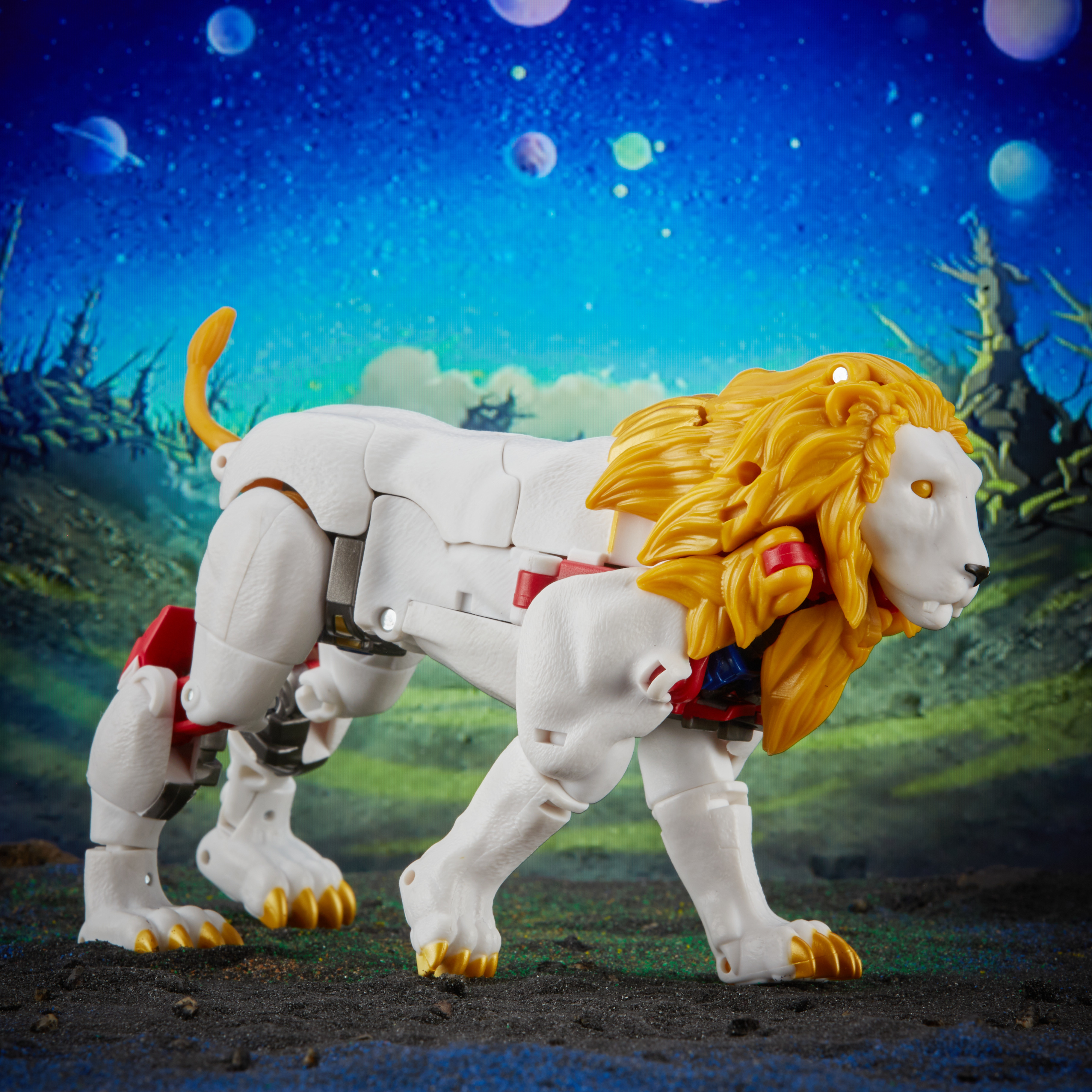 Biała zabawka Transformera w kształcie lwa z żółtą grzywą, złotymi pazurami. Tło to scena kosmiczna z planetami i błękitnym niebem.