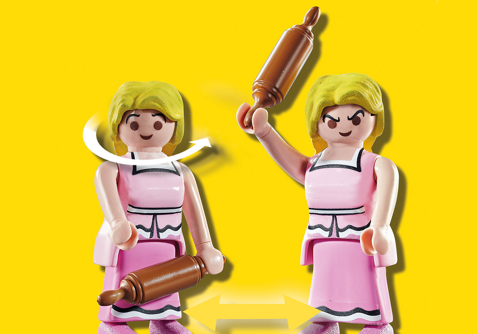 Zwei Playmobil-Figuren. Eine hält ein Nudelholz, die andere hat ein Nudelholz und einen Pfeil, beide auf Gelb.
