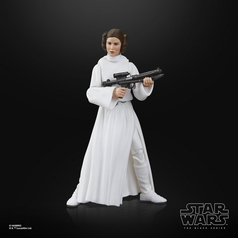Beyaz elbiseli Prenses Leia aksiyon figürü, siyah bir blaster tutuyor. Arka plan siyah, Star Wars logosuyla.