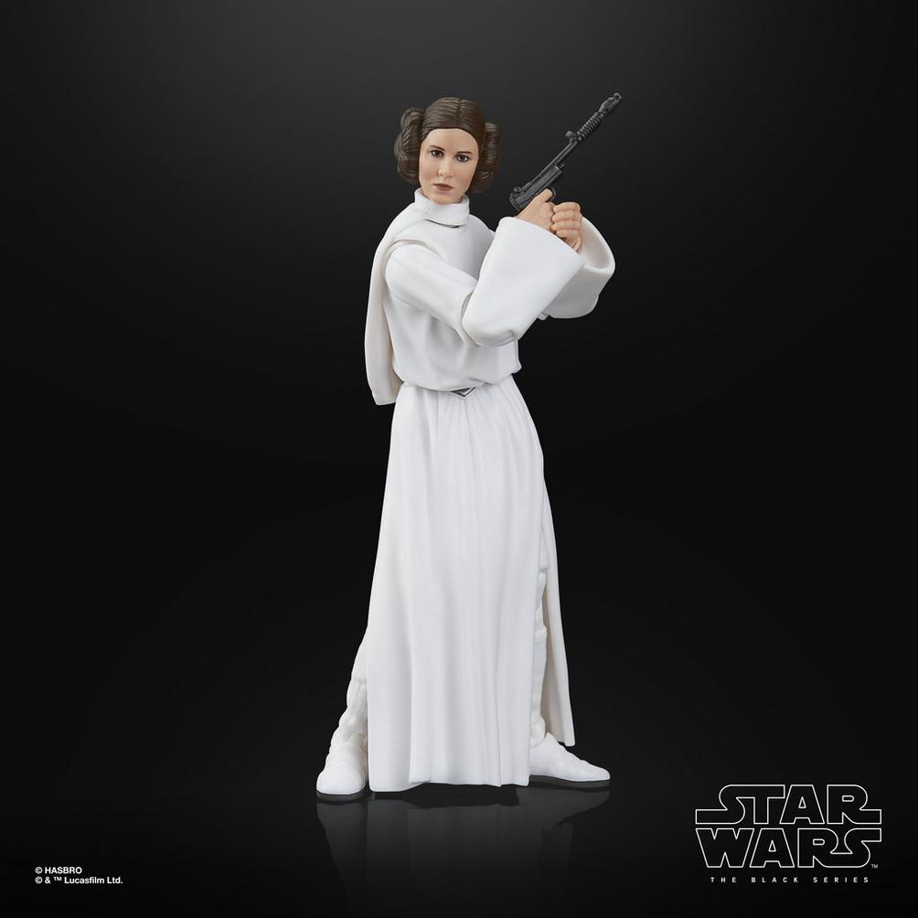 Beyaz elbiseli Prenses Leia figürü, elinde bir blaster tutuyor. Siyah arka plan. Star Wars logosu görünür.