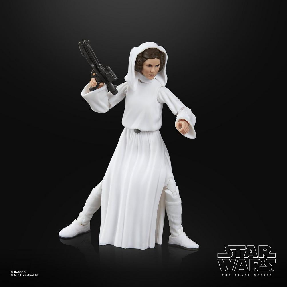 Beyaz elbiseler içindeki Prenses Leia'nın bir Star Wars figürü, bir patlayıcı tutuyor. Siyah bir arka plan üzerinde duruyor. Star Wars logosu görünür.