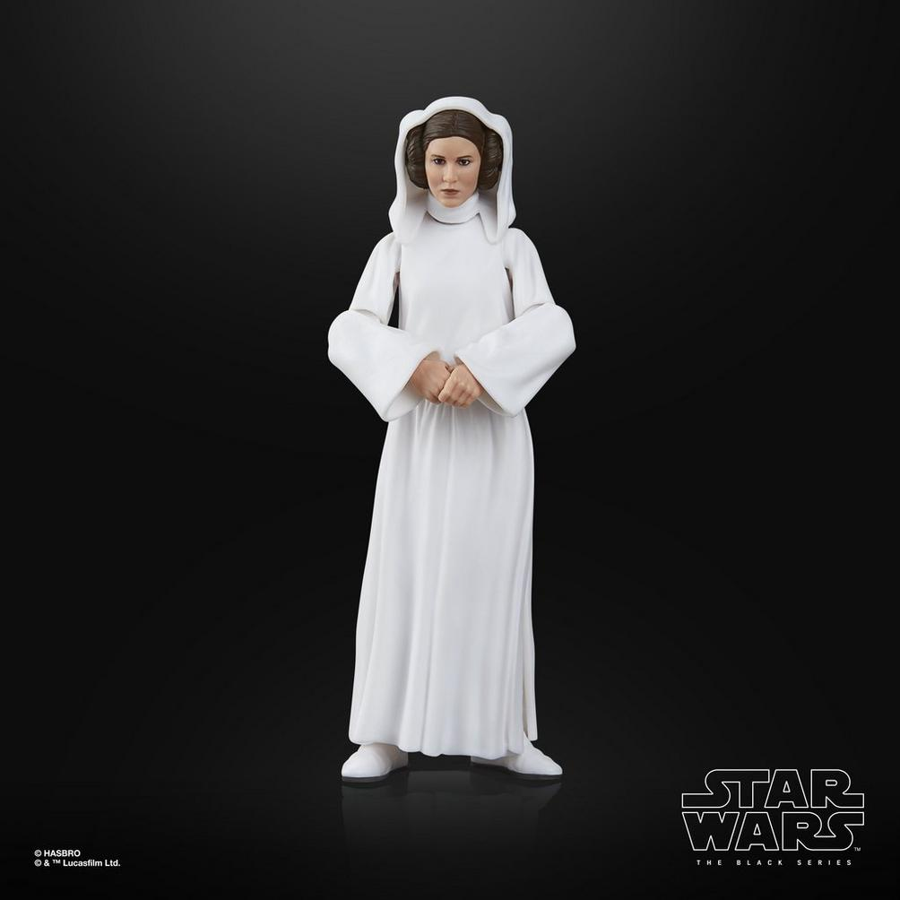 Prenses Leia'nın beyaz bir elbise içinde bir Star Wars aksiyon figürü. Önünde kenetlenmiş elleriyle duruyor. Arka plan siyah.