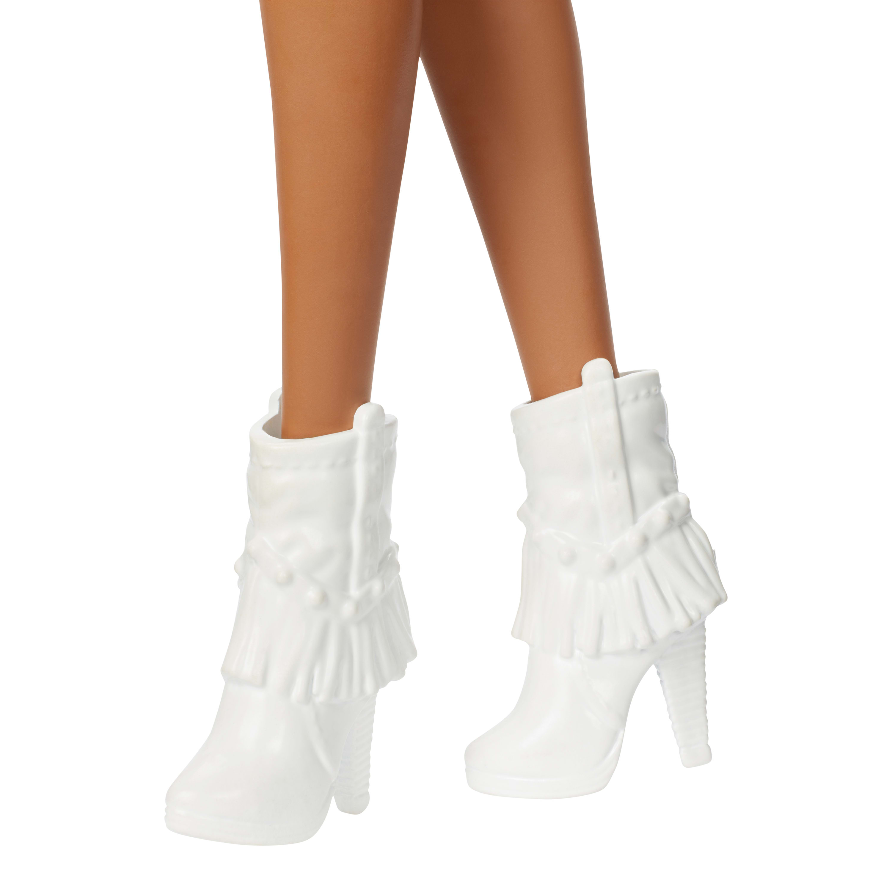Das Bild zeigt ein Beinpaar mit weißen Stiefeln. Die Stiefel haben Absätze und Rüschen am oberen Rand.