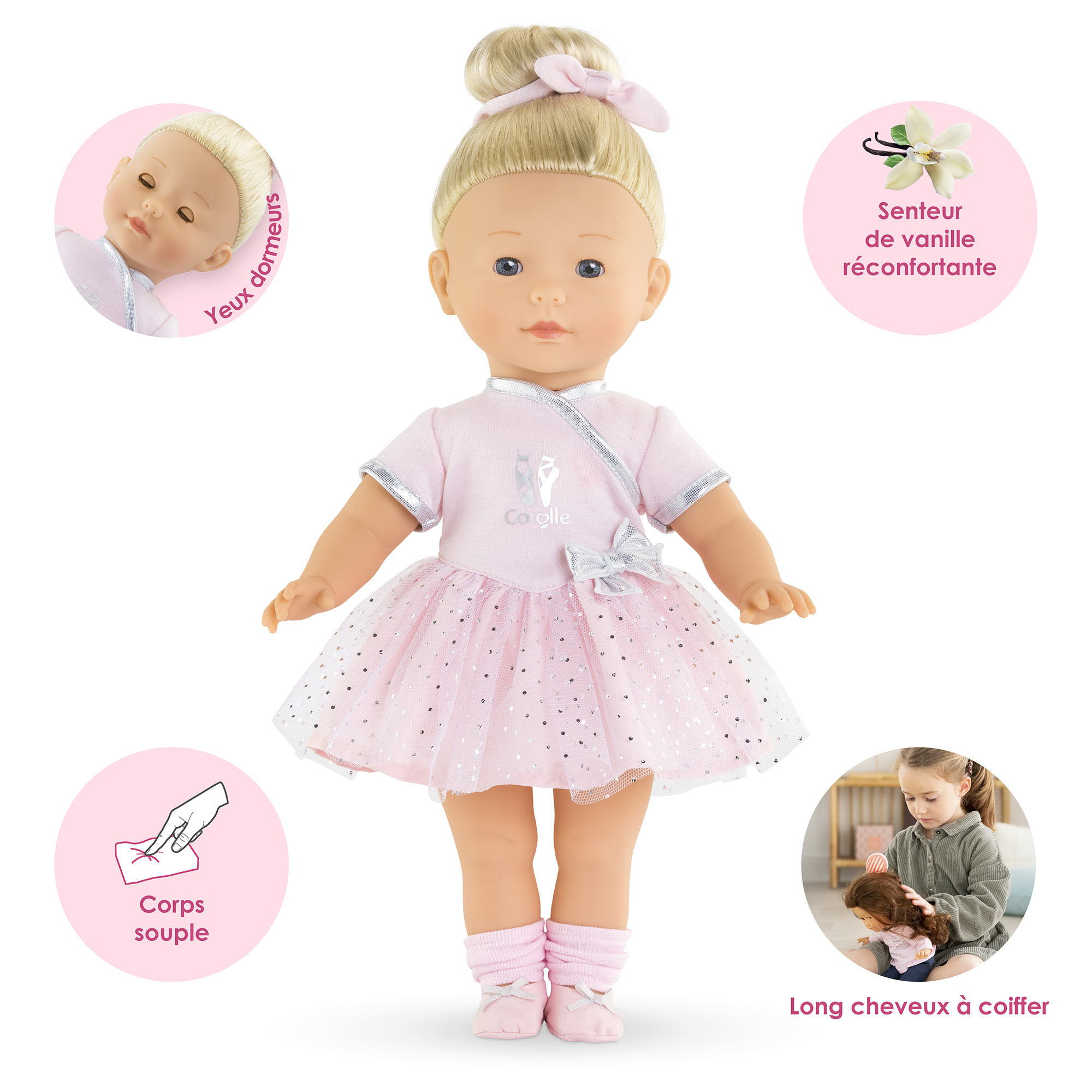 Eine Puppe mit blondem Haar in einem Dutt, die ein rosa Kleid trägt. Das Bild zeigt auch Details wie Vanilleduft und weichen Körper.