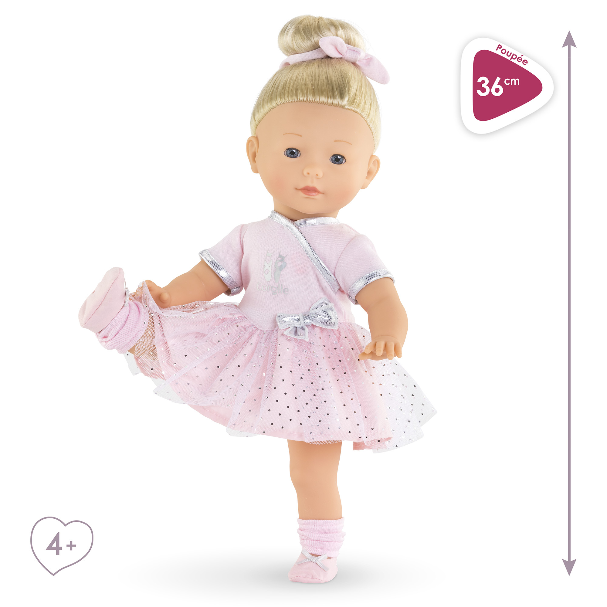 Eine Puppe in einem rosa Ballett-Outfit hält ein Bein hoch. Die Puppe hat blondes Haar und eine rosa Schleife, mit weißem Hintergrund.