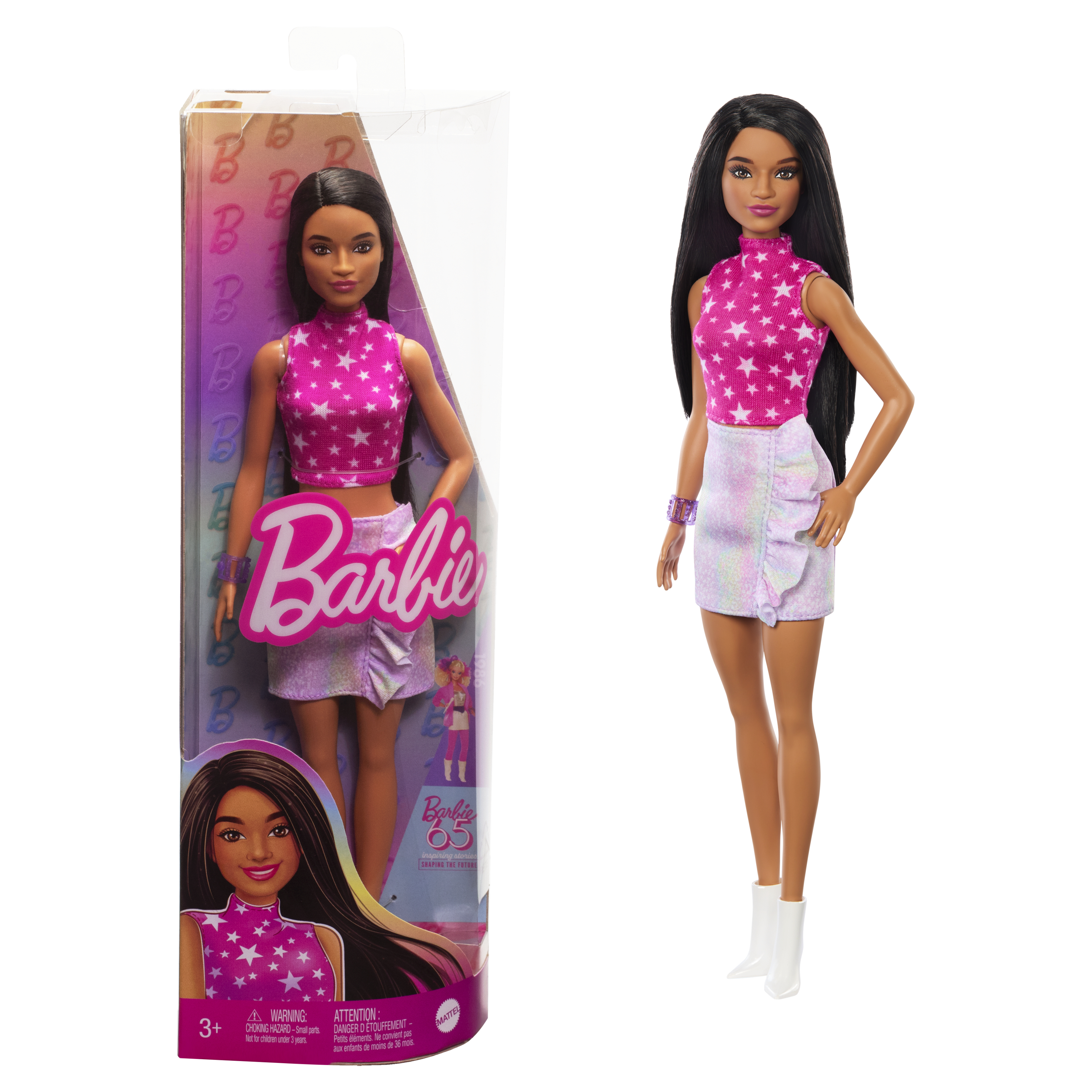 Muñeca Barbie en empaque, con top rosa de estrellas, falda y botas blancas. La muñeca tiene cabello negro.