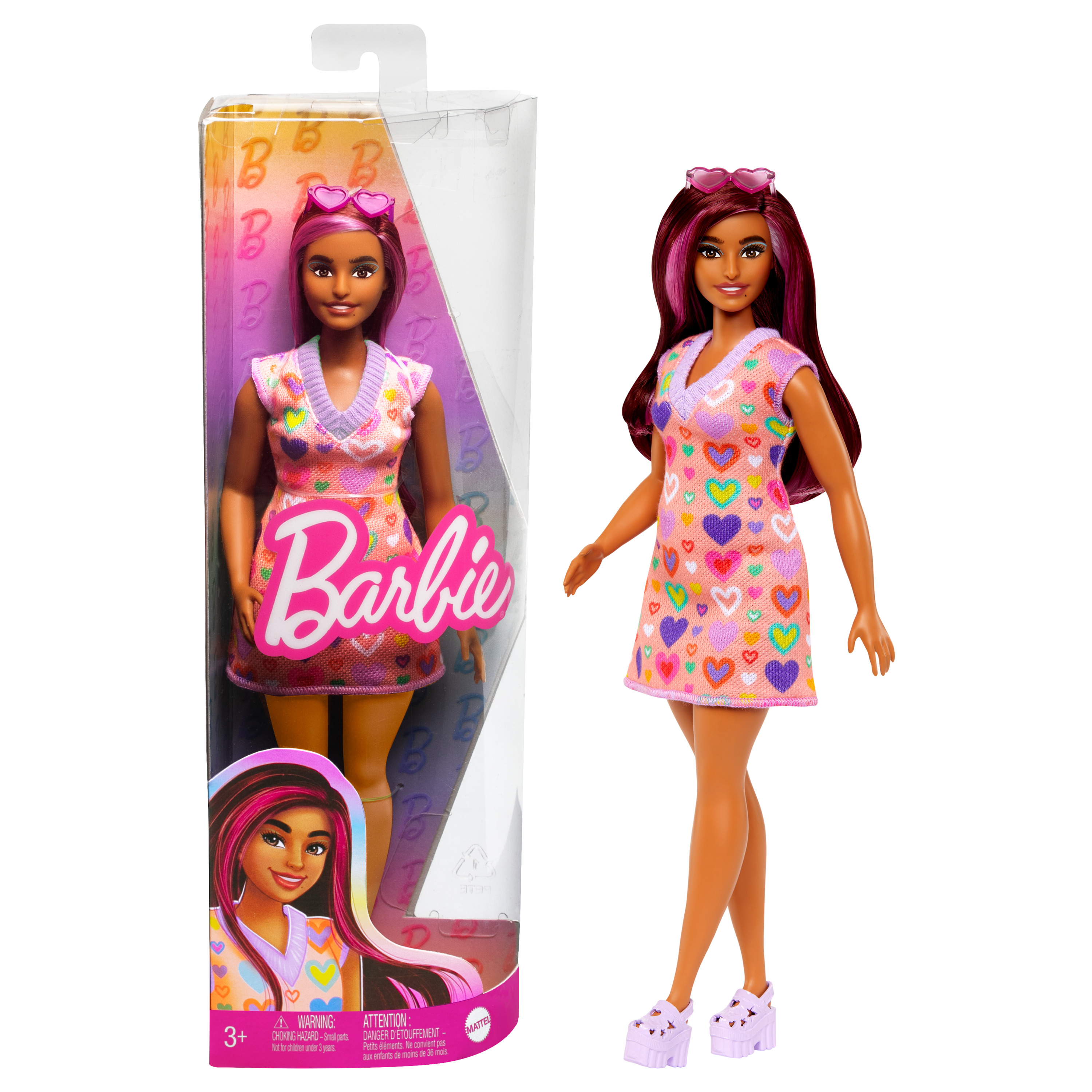 Muñeca Barbie con vestido rosa con corazones, gafas de sol de corazón y zapatos lilas. Empaquetada y sobre fondo blanco.