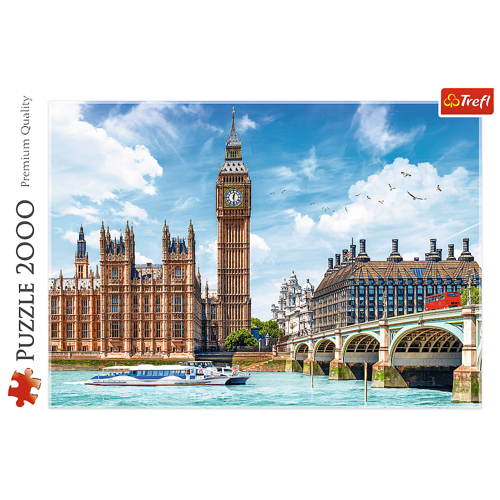 Big Ben y las Casas del Parlamento en un día soleado. Barcos en el agua, un puente y un autobús rojo de dos pisos son visibles.