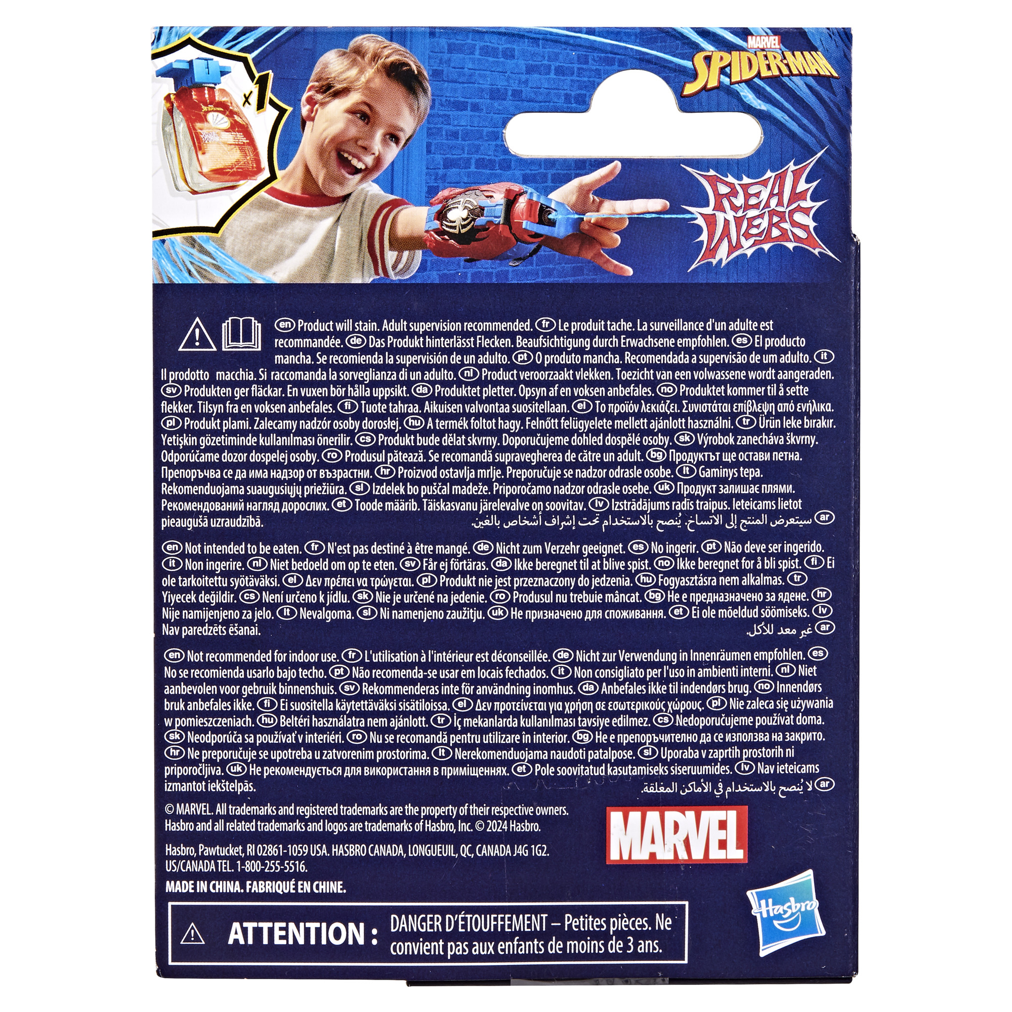 Un paquete de juguetes de Spider-Man. Un niño sostiene un lanzador de telarañas rojo y azul. La caja muestra a Spider-Man.