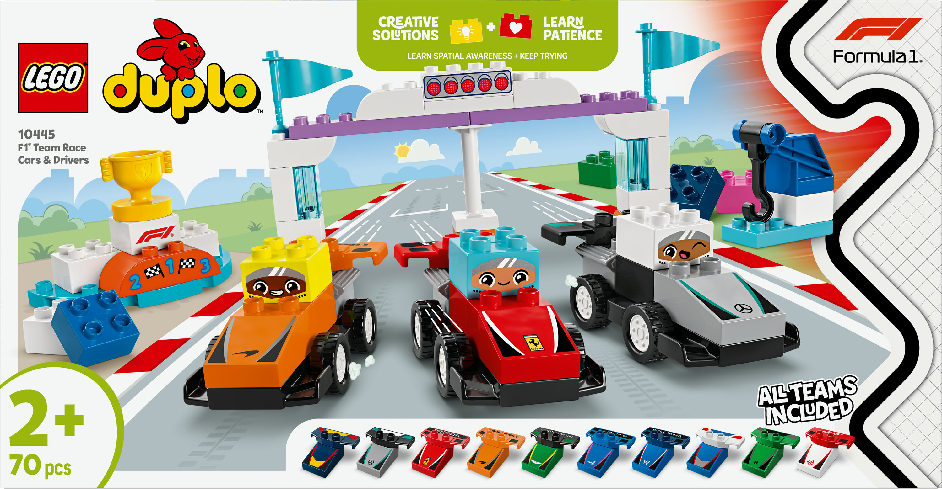 Zestaw wyścigowy F1 Lego Duplo. Zawiera samochody wyścigowe, kierowców, linię mety i trofeum, wszystko w kolorowym designie.