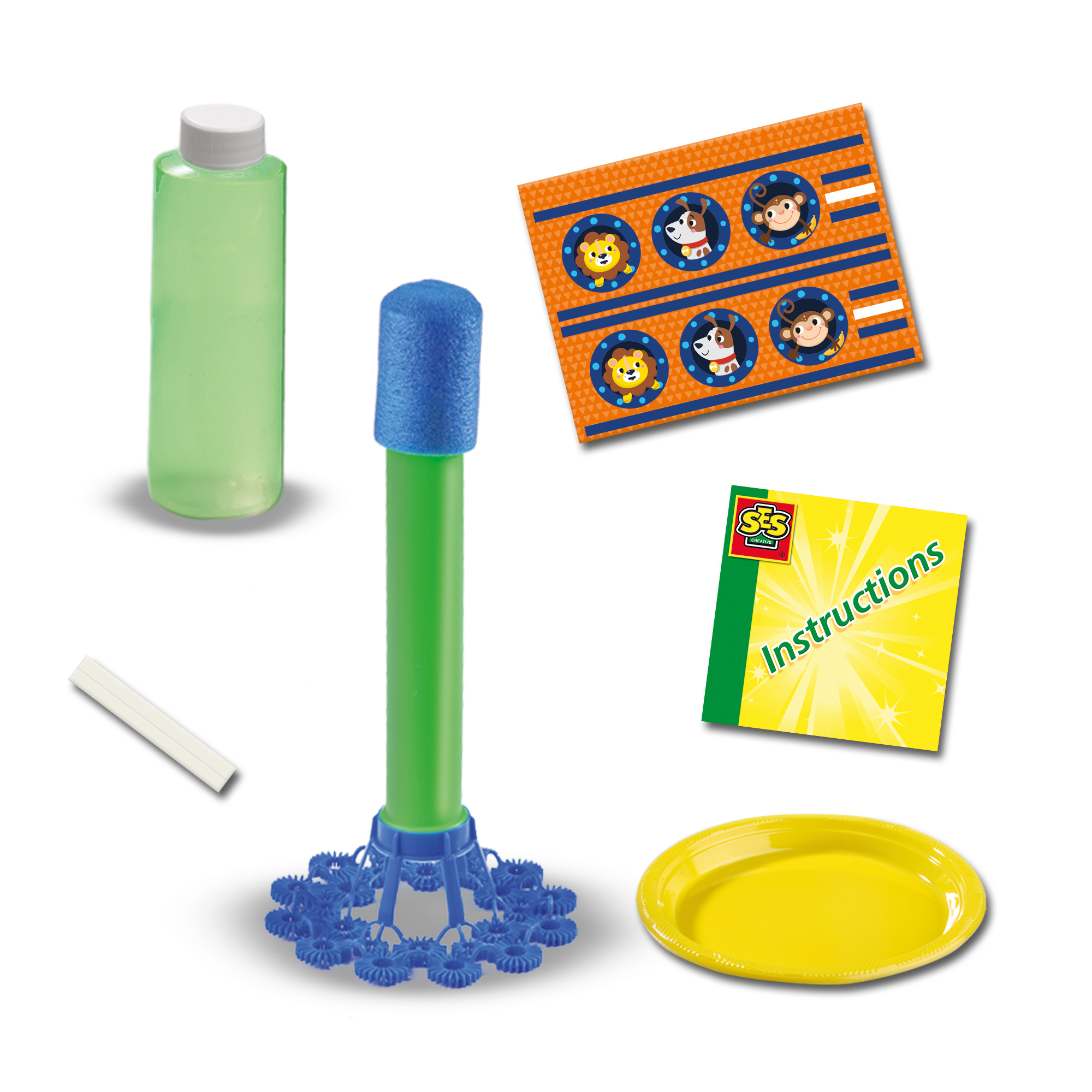 Ein Set mit einer grünen Flasche, einer Seifenblasen-Zauberstab, Tieraufklebern, einer Anleitung, einem weißen Stock und einer gelben Platte.