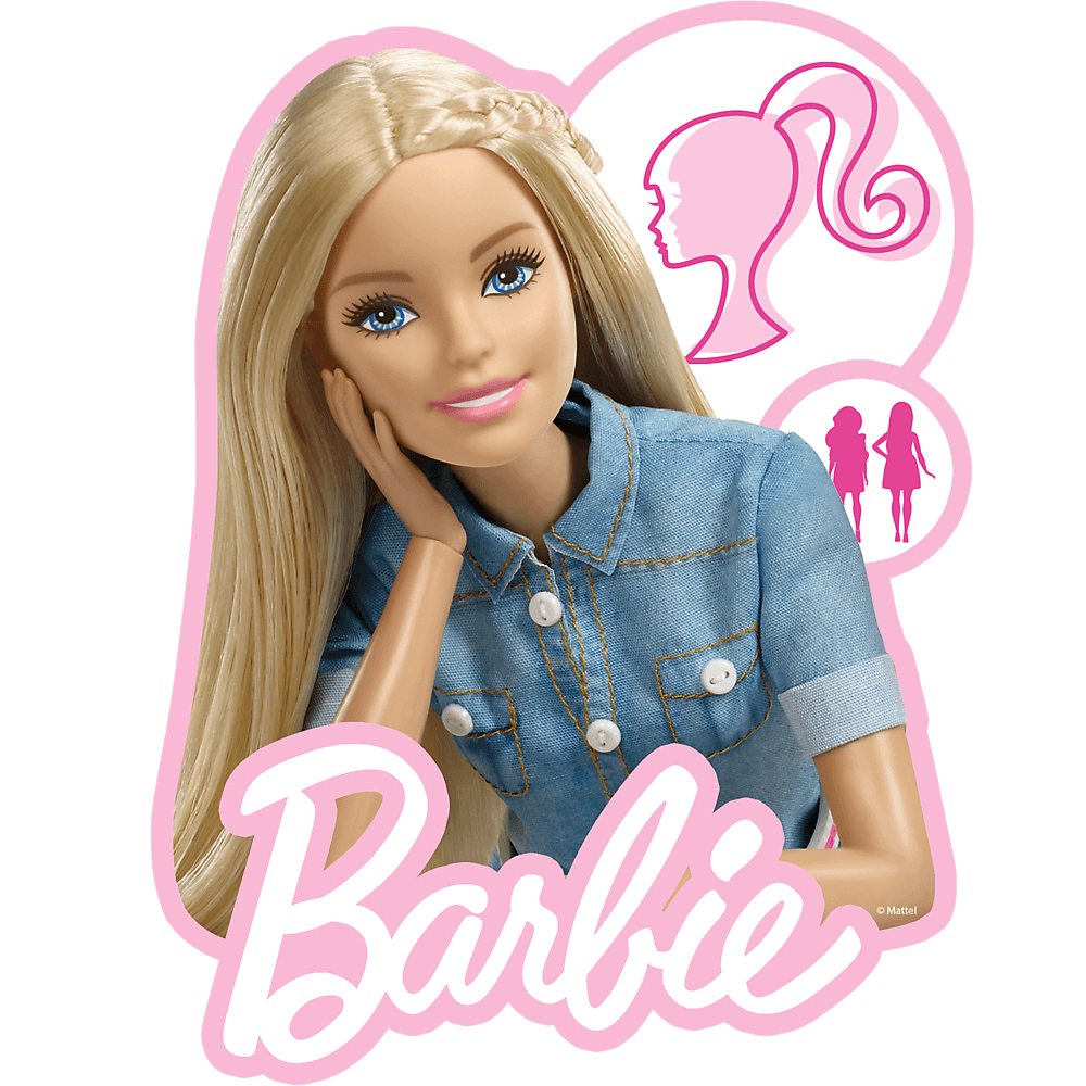 Bambola Barbie bionda, occhi blu, camicia di jeans, logo rosa, sfondo bianco. È visibile anche la silhouette di una donna e di due ragazze.