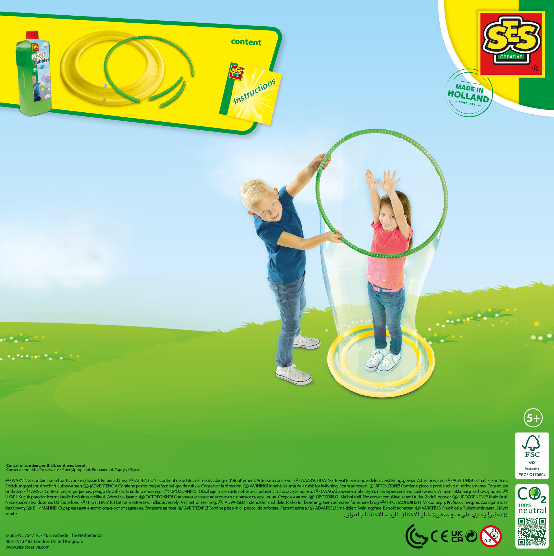 Dos niños juegan con una varita de burbujas verde. Se ve una botella de líquido de burbujas y un anillo amarillo.