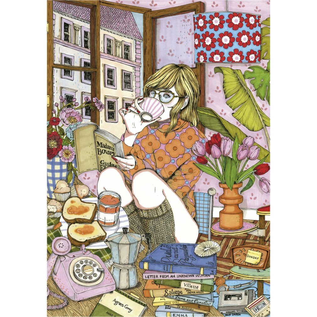 Ilustracja kobiety czytającej, pijącej herbatę, otoczonej książkami, kwiatami, tostami i zabytkowym telefonem. Widok na miasto na zewnątrz.