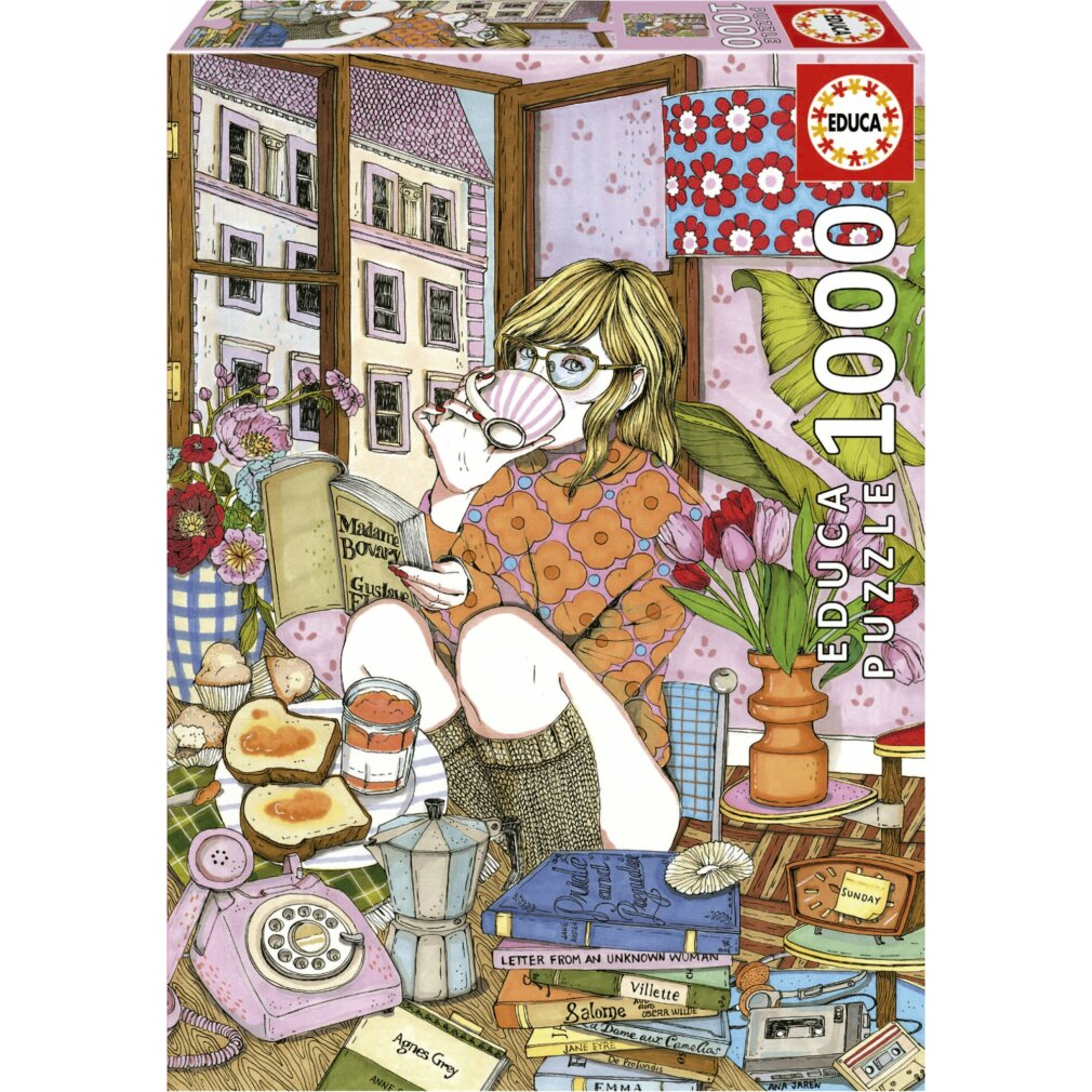 Kobieta czyta, pije herbatę i siedzi blisko okna. Książki, kwiaty i przedmioty śniadaniowe są rozrzucone wokół niej.