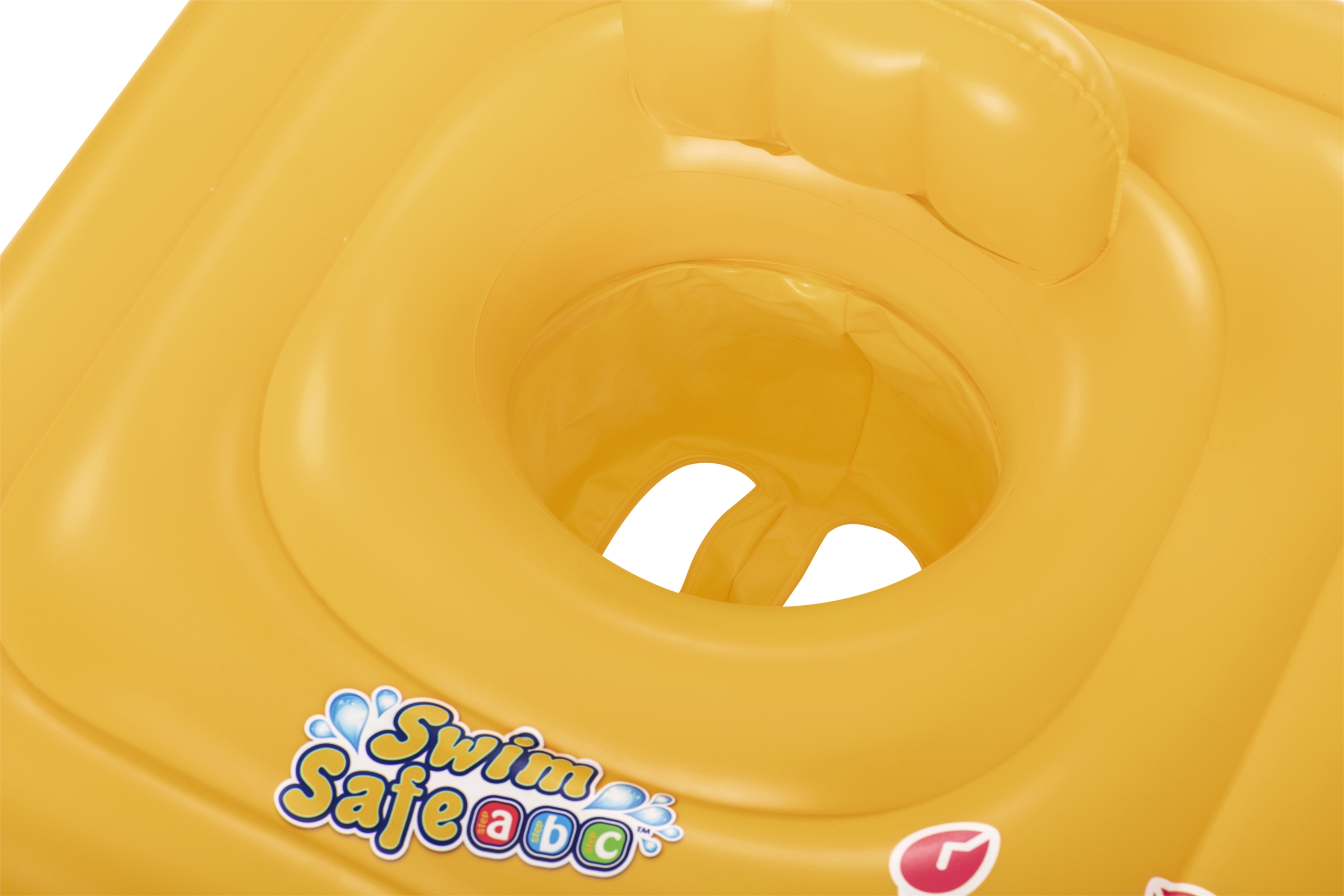 Nahaufnahme eines gelben aufblasbaren Baby-Schwimmrings mit einem Loch in der Mitte und dem Wort Swim Safe.