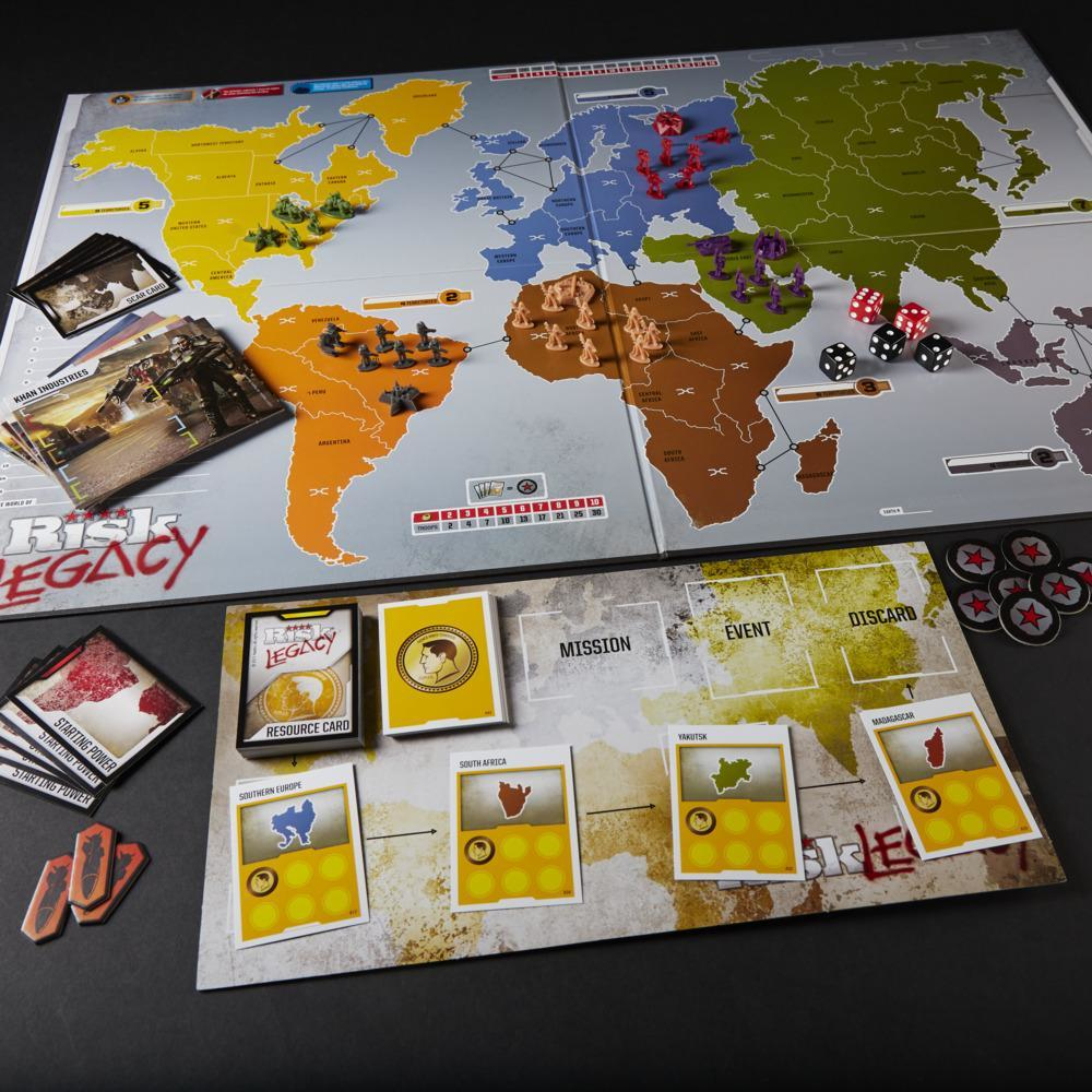 Una configuración del juego de mesa Risk Legacy. El mapa del mundo está cubierto con piezas de ejército y dados. Las cartas están dispuestas para jugar.