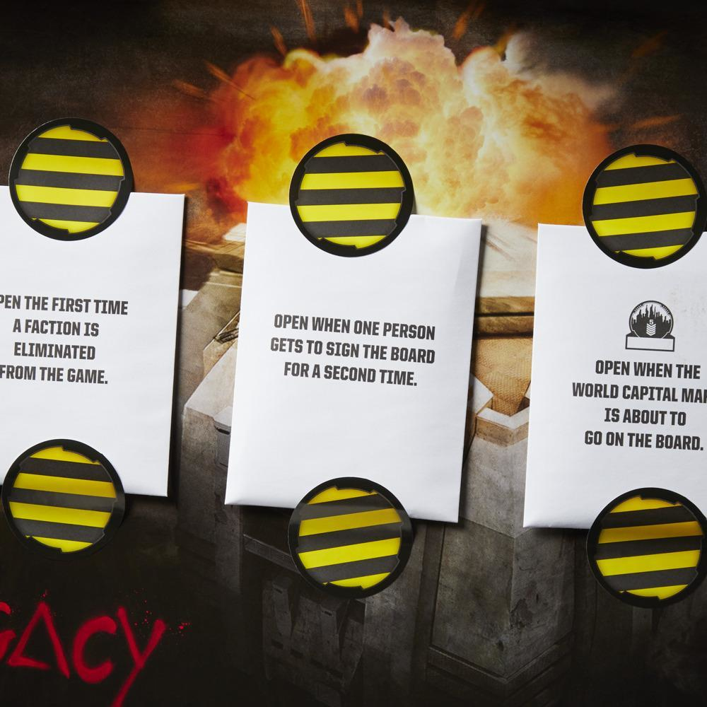 Tres tarjetas blancas con texto sujetas por círculos amarillos y negros. El fondo muestra una explosión y la palabra "Legacy".