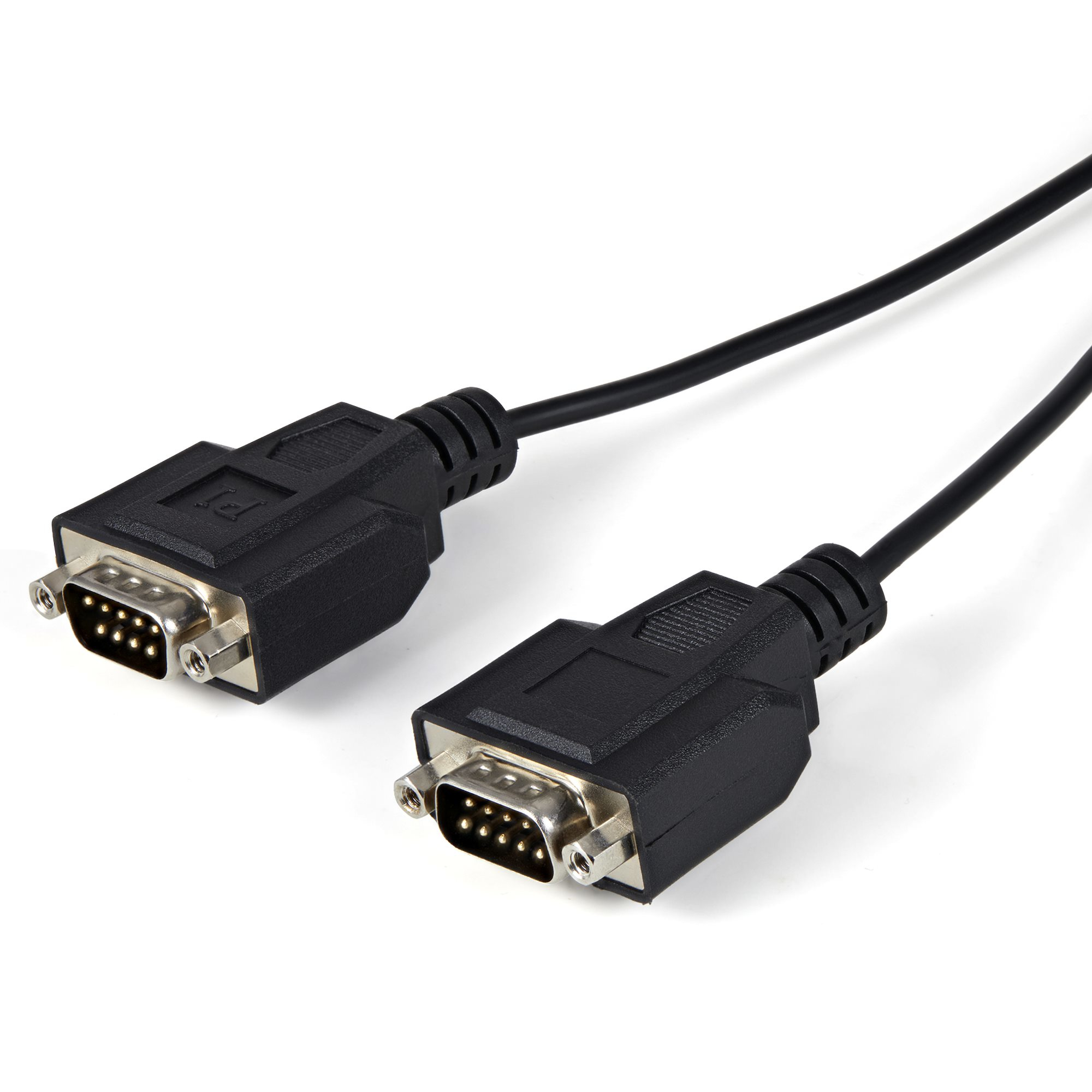 Zwei schwarze VGA-Kabel mit Metallanschlüssen auf weißem Hintergrund. Ein Kabel ist näher als das andere.
