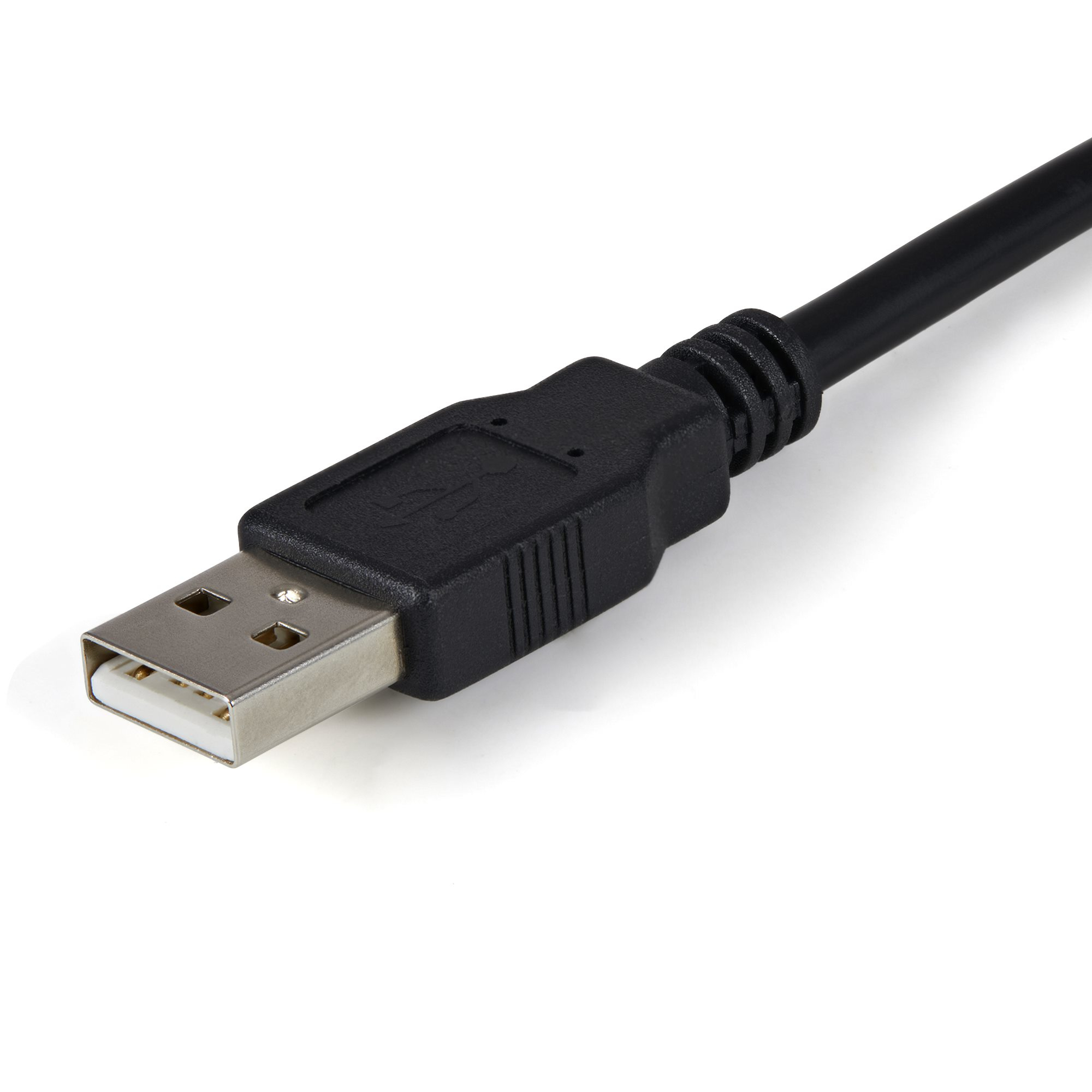 Nahaufnahme eines schwarzen USB-Kabels auf weißem Grund. Der USB-Stecker aus Metall ist sichtbar.