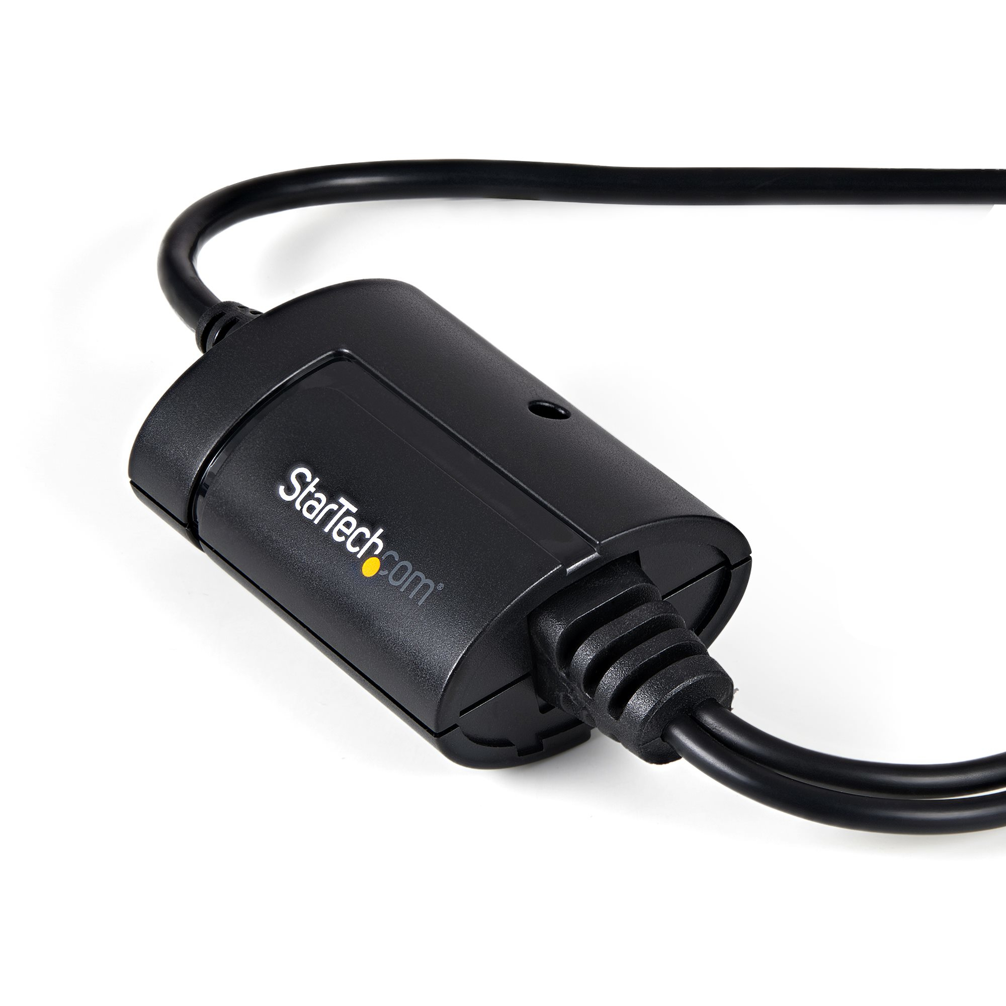 Ein schwarzer StarTech.com-Adapter mit angeschlossenen schwarzen Kabeln auf weißem Hintergrund.
