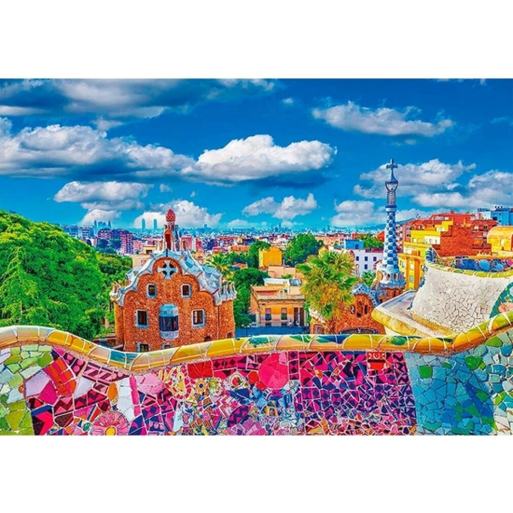 Un muro de mosaicos coloridos domina una ciudad con edificios y un cielo azul con nubes. Un edificio con una cruz está a la vista.